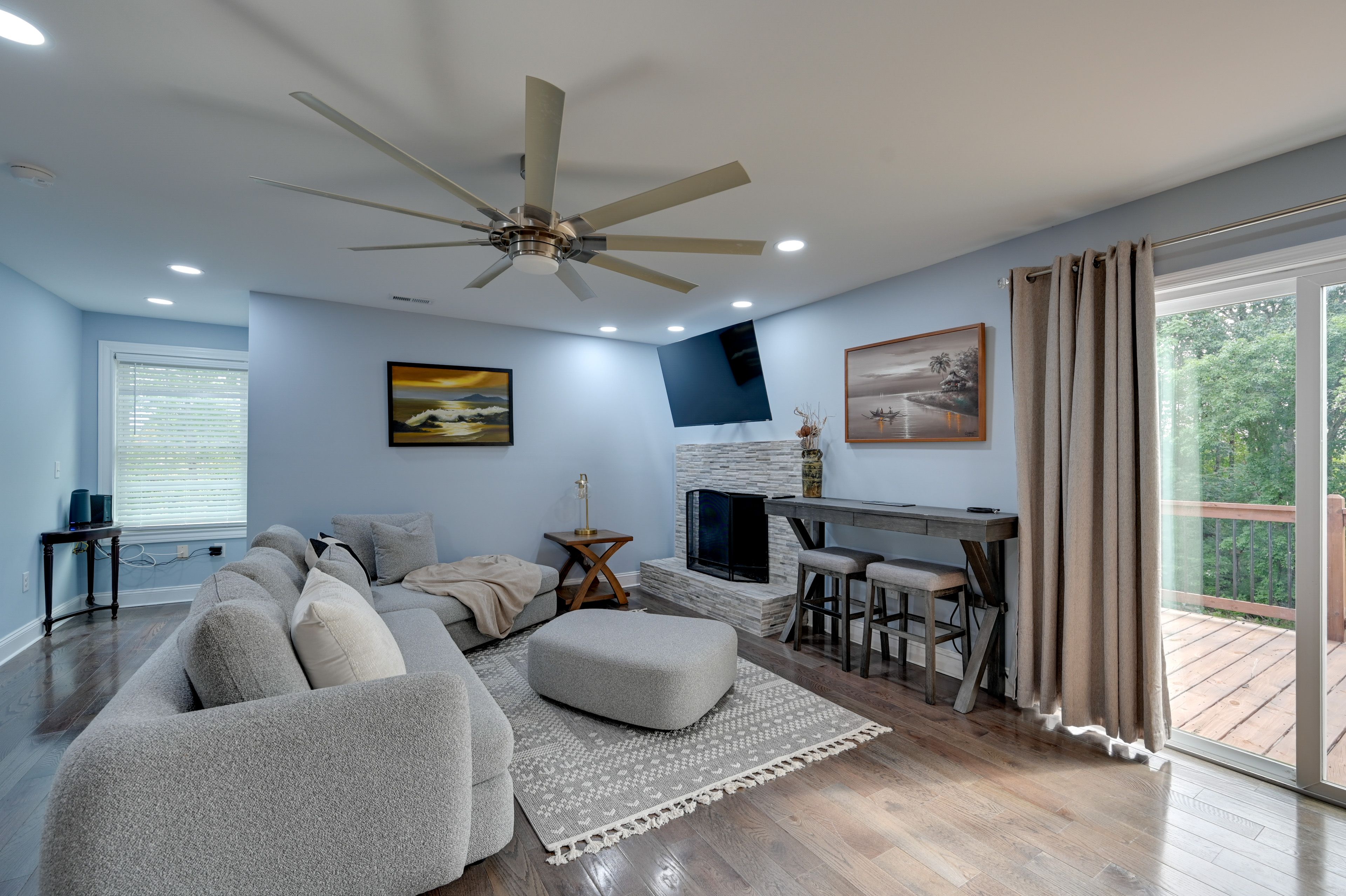 Living Room | Smart TV | Free WiFi | Fireplace