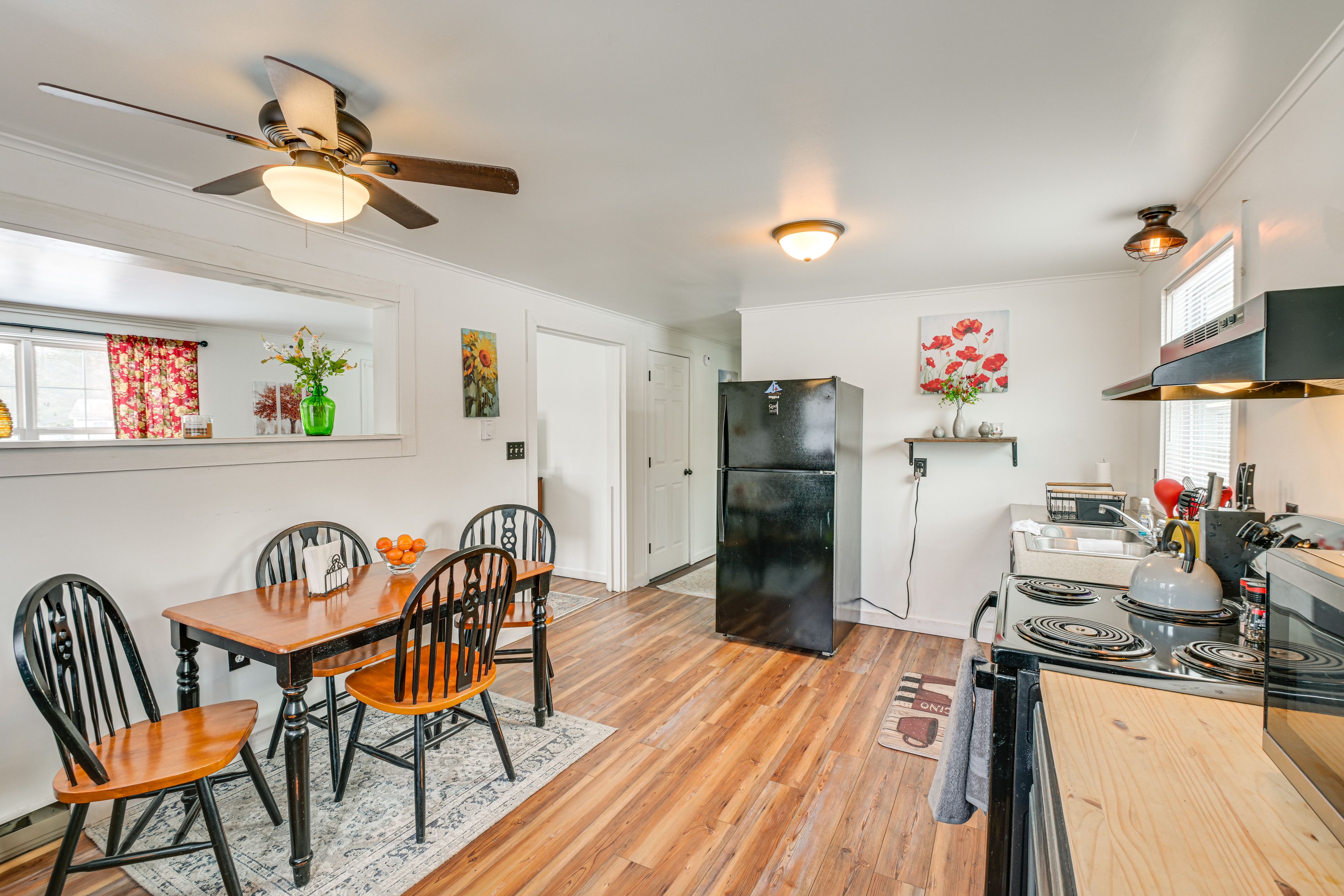 Dining Area & Kitchen