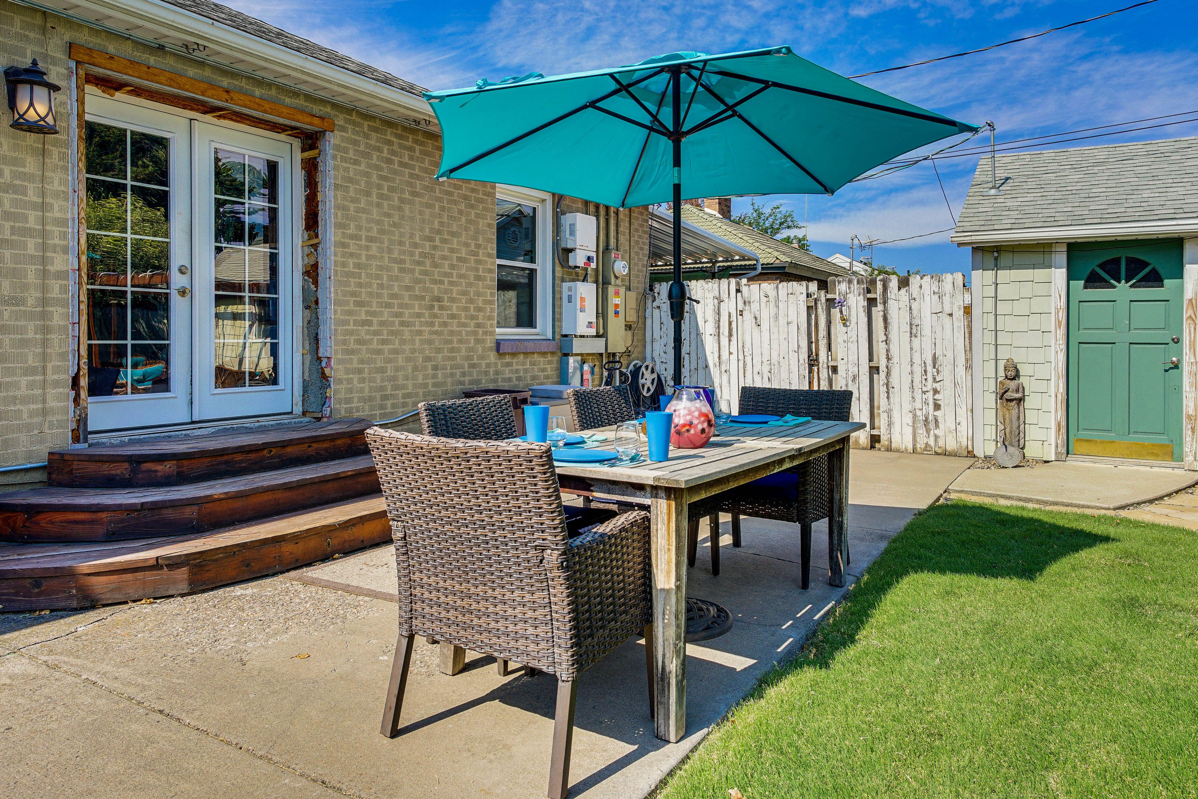Outdoor Dining Set | Gas Grill