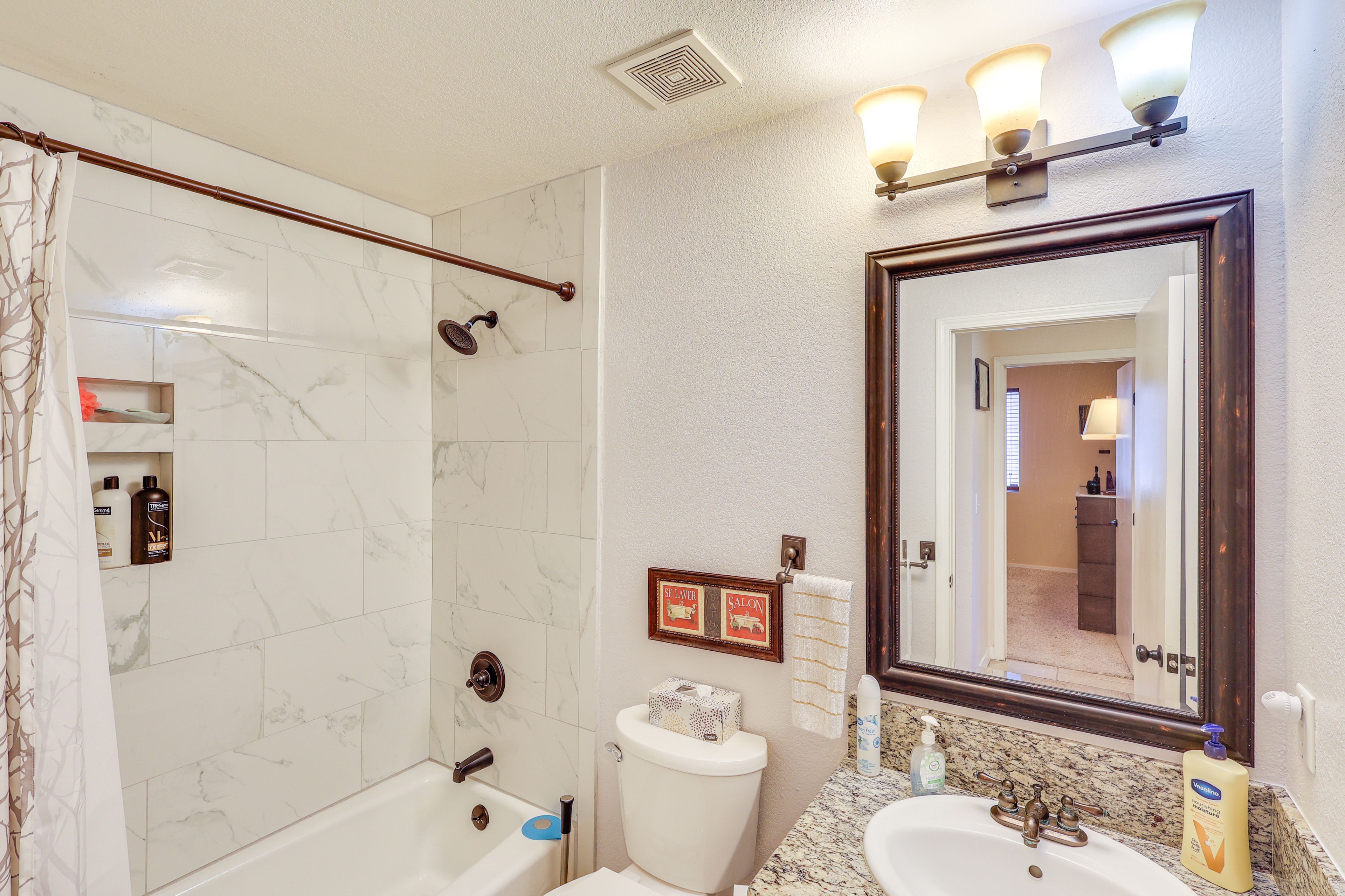 Full Bathroom | Towels Provided