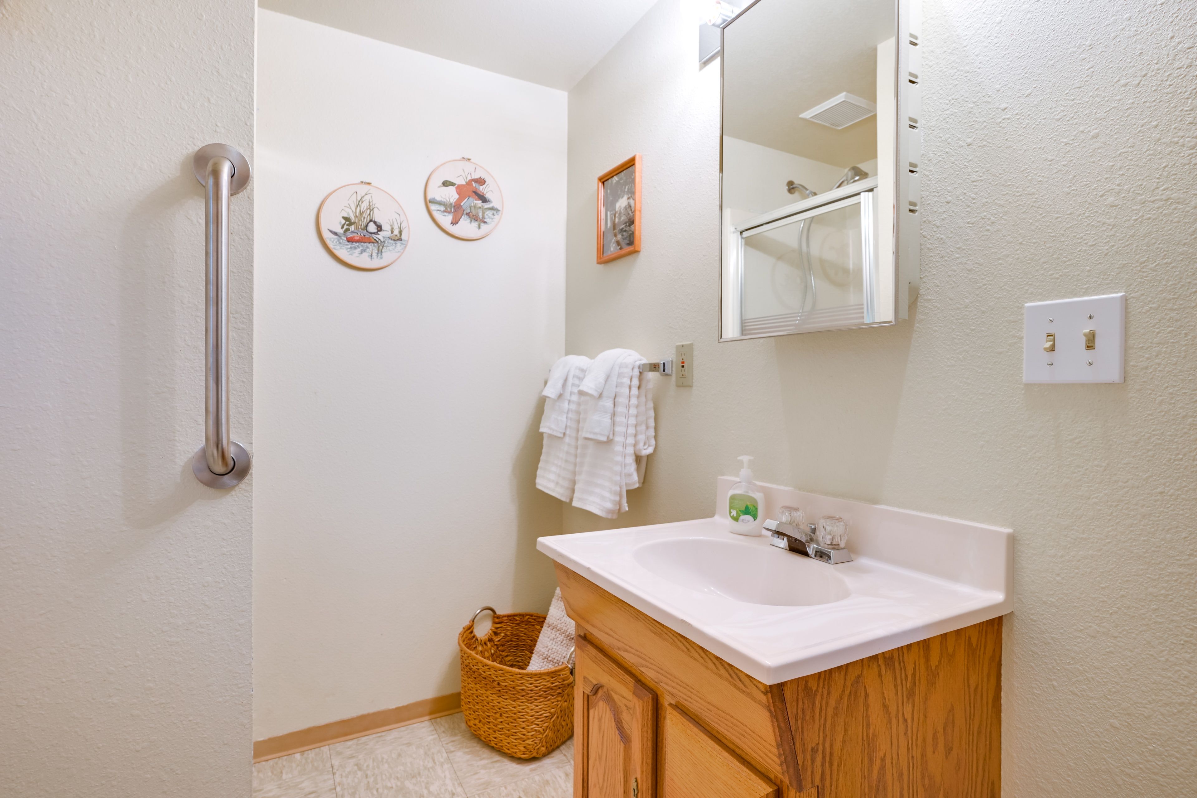 Full Bathroom | Towels Provided | Main Floor
