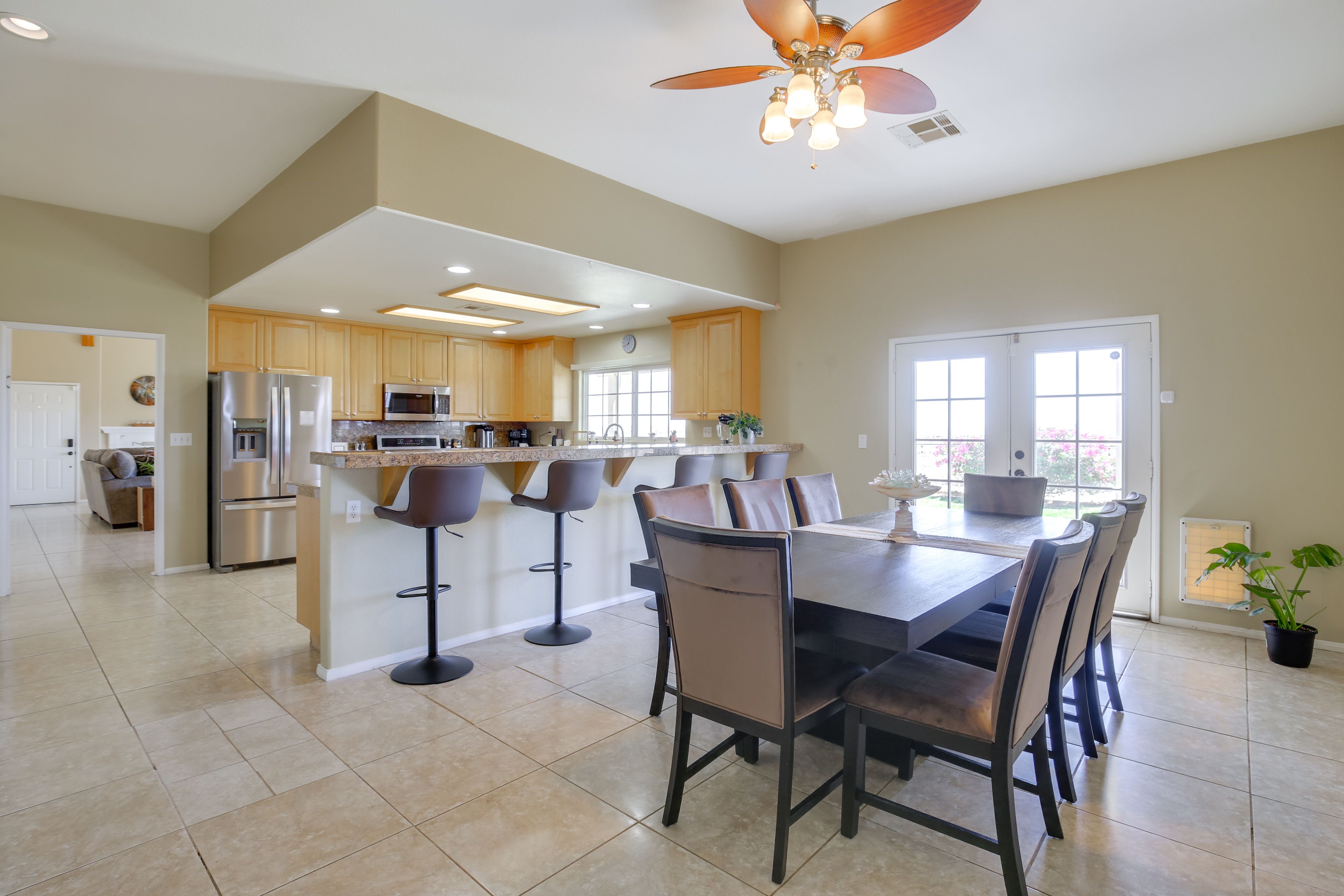 Dining Area | Central Air Conditioning/Heat | Free WiFi