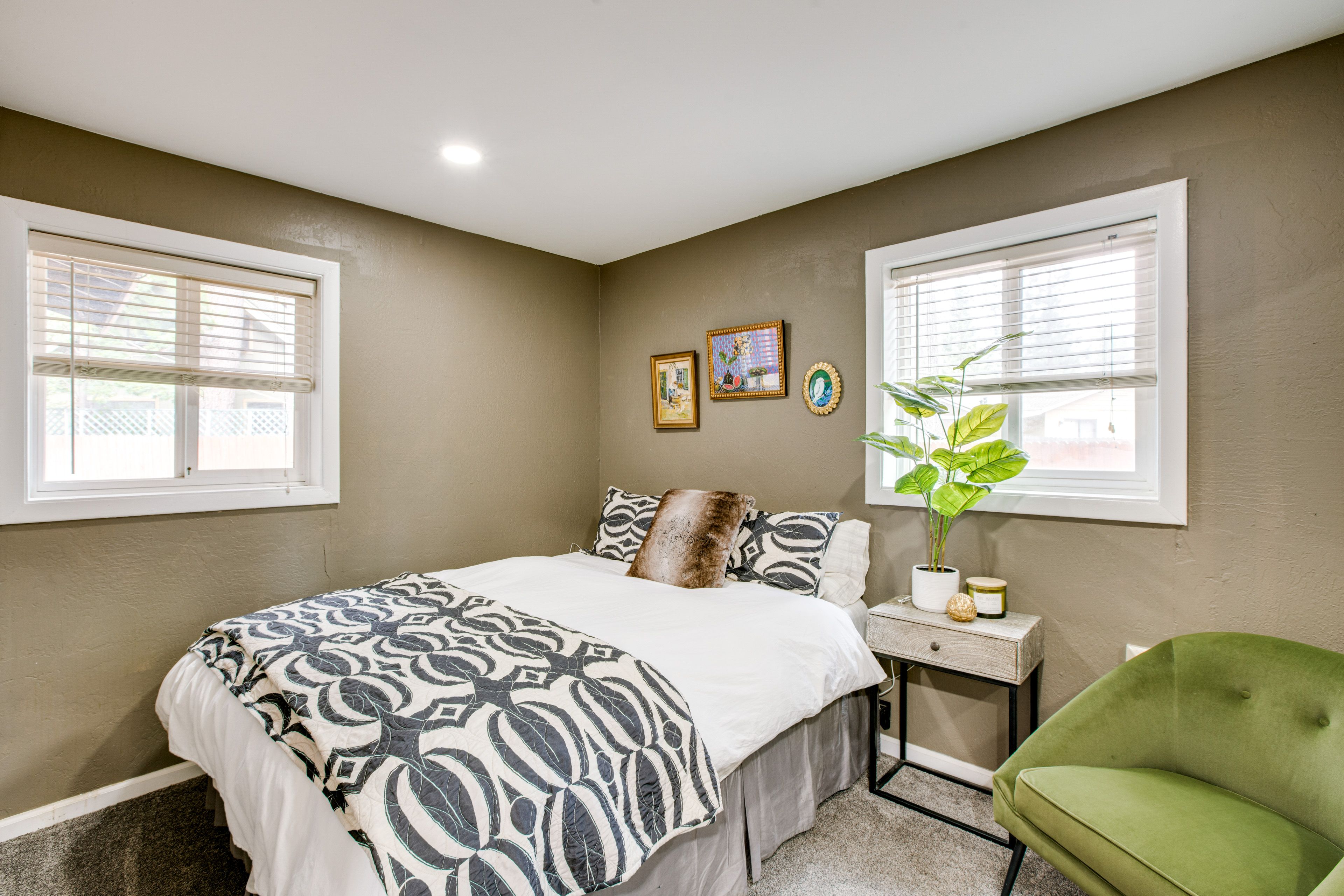 Bedroom 1 | Queen Bed