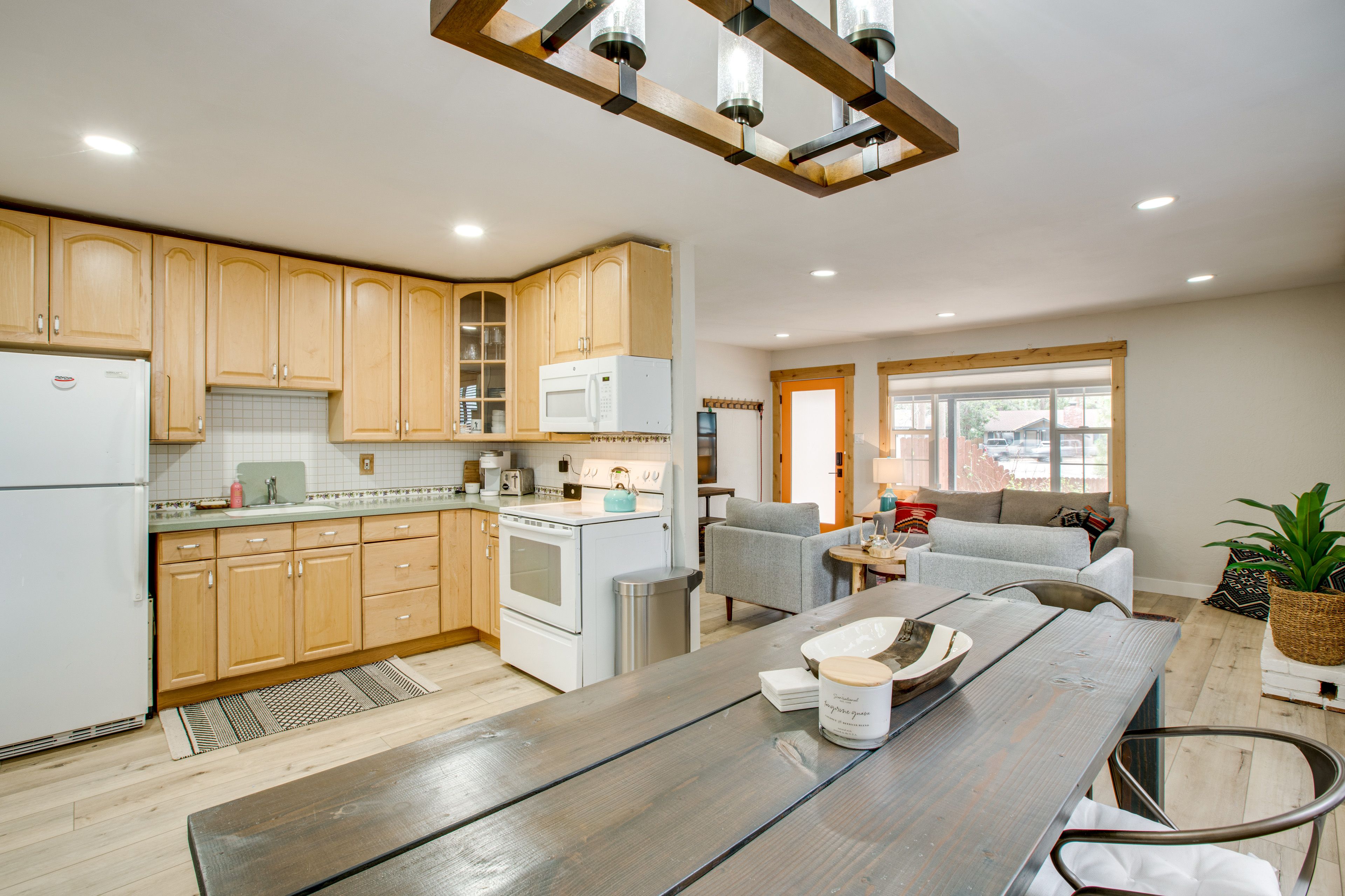 Kitchen | Dining Table | Workstation | Free WiFi