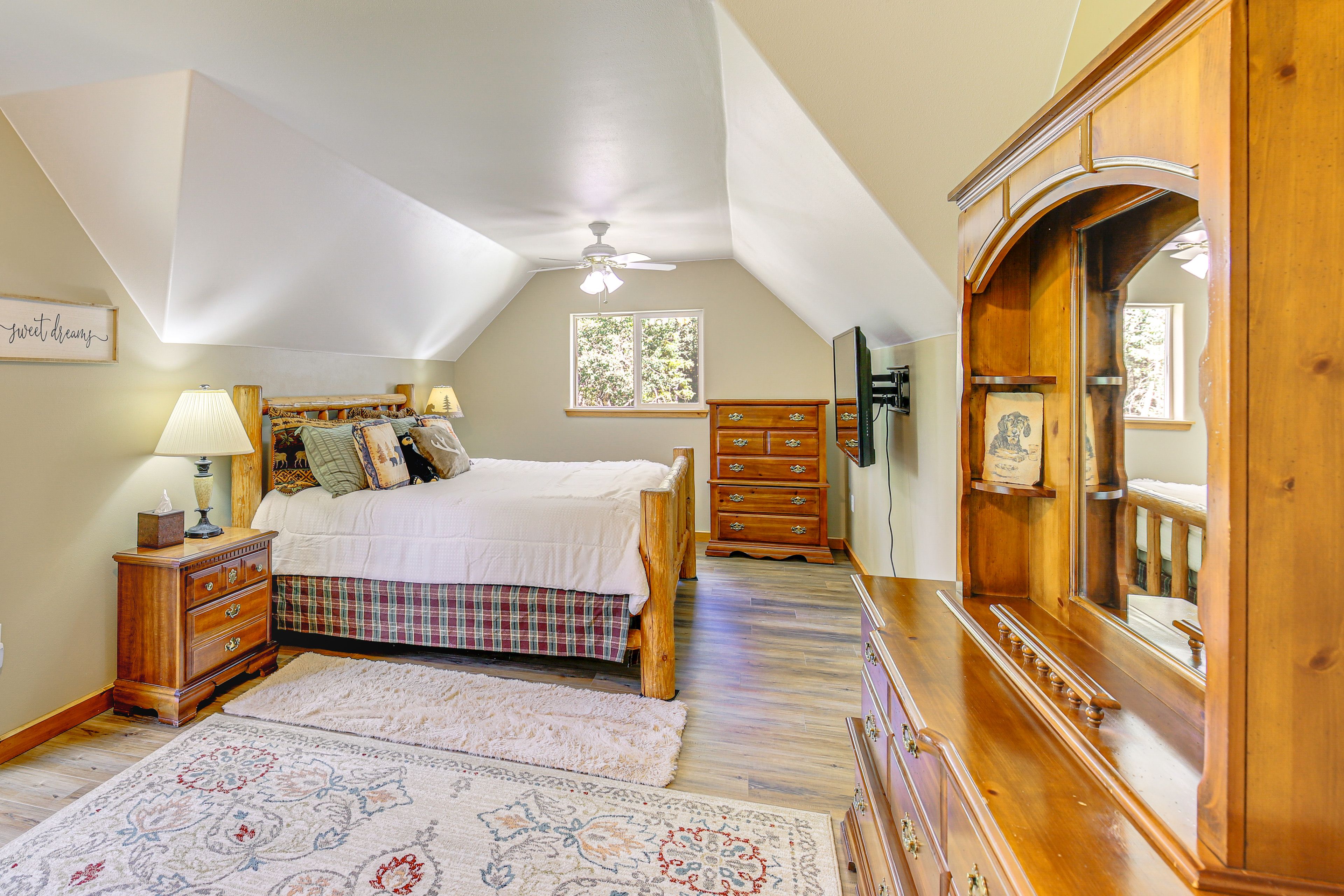 Bedroom 2 | King Bed | 2nd Floor