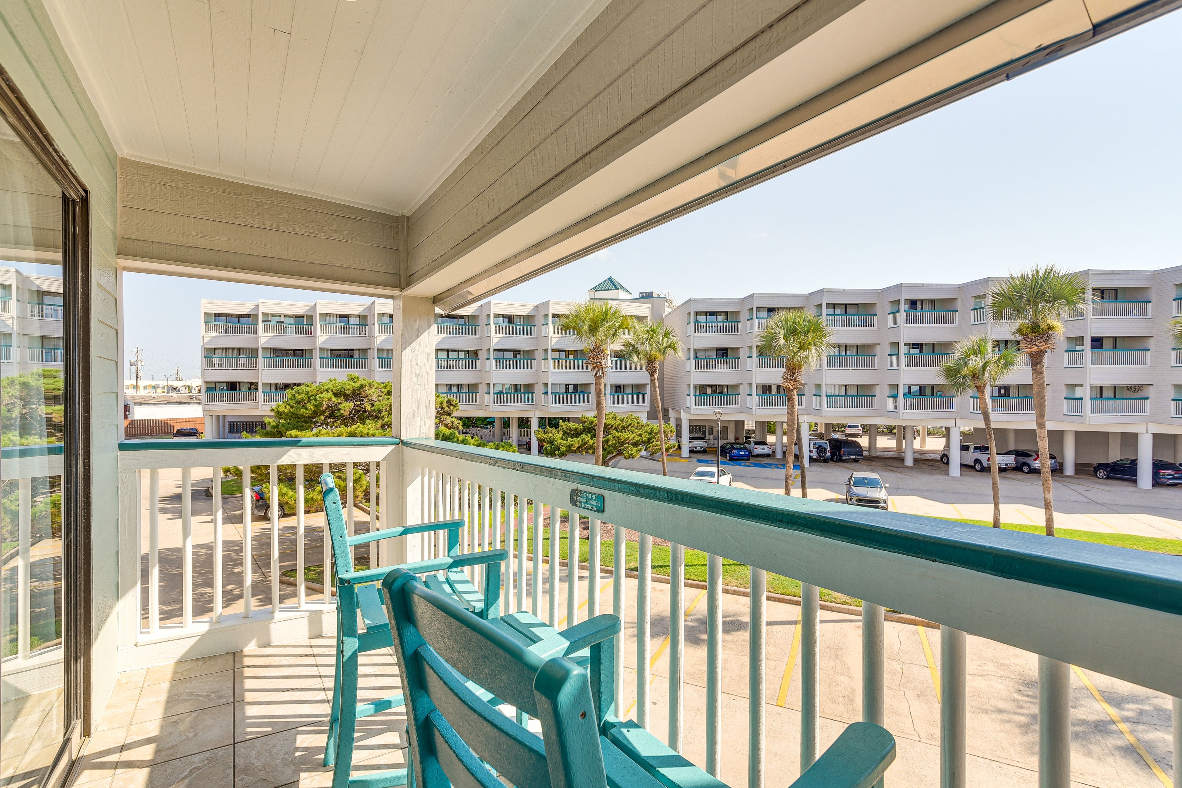 Private Balcony w/ Seating