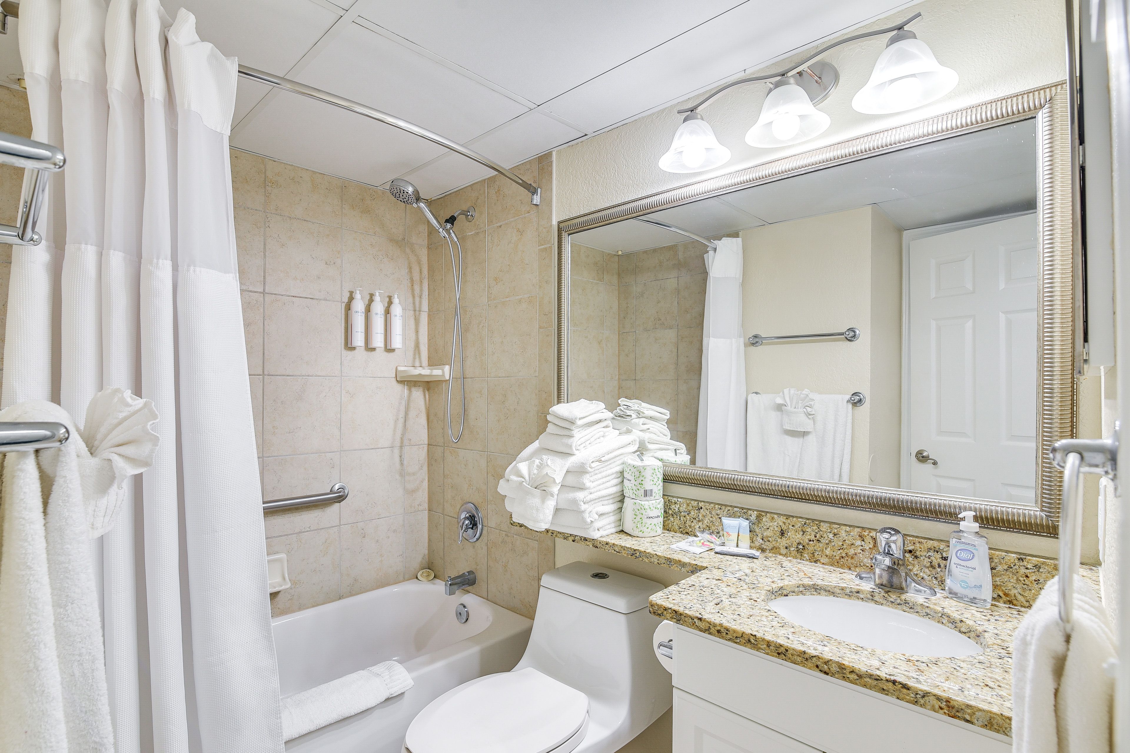 Full Bathroom | Towels Provided