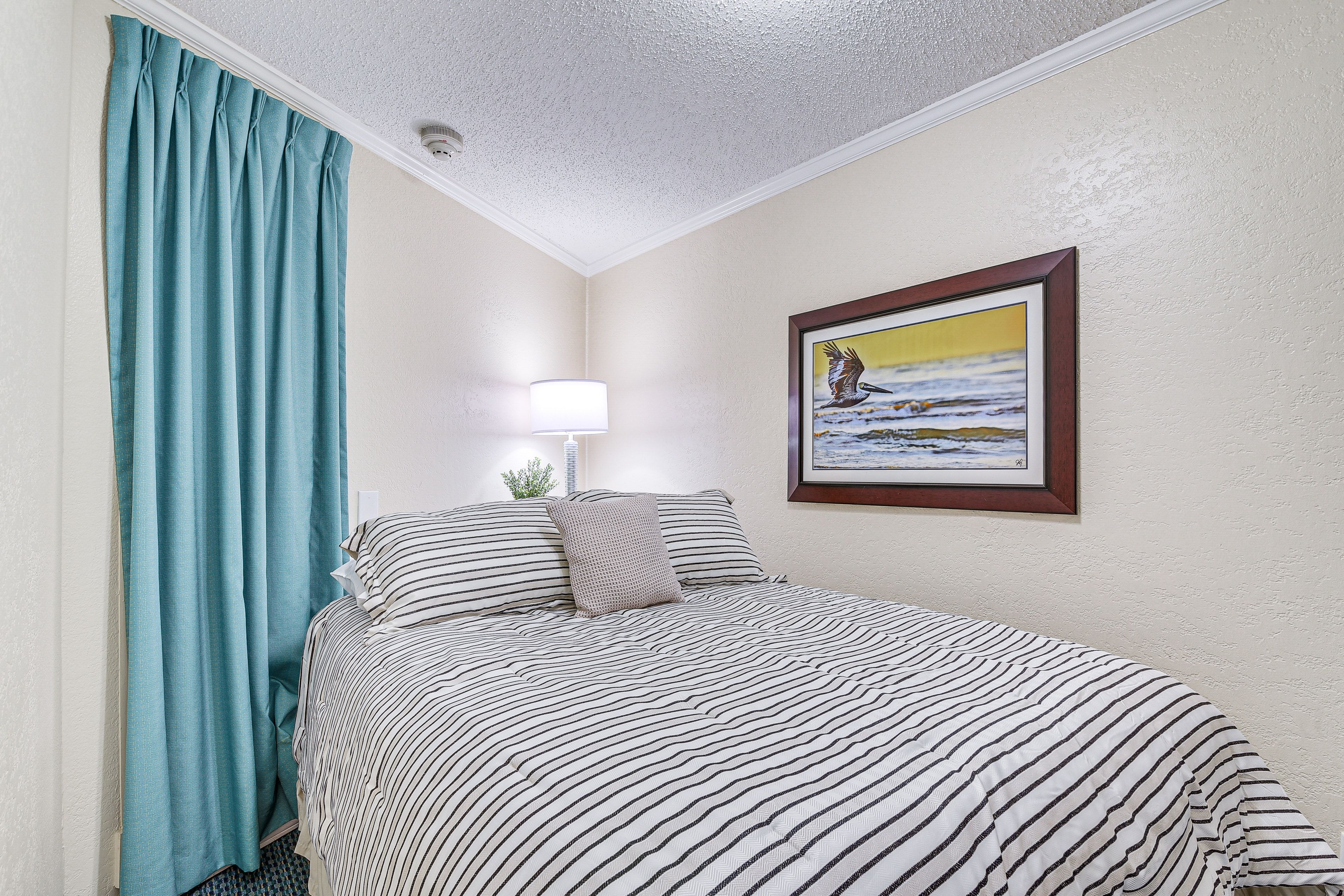 Bedroom | Queen Bed