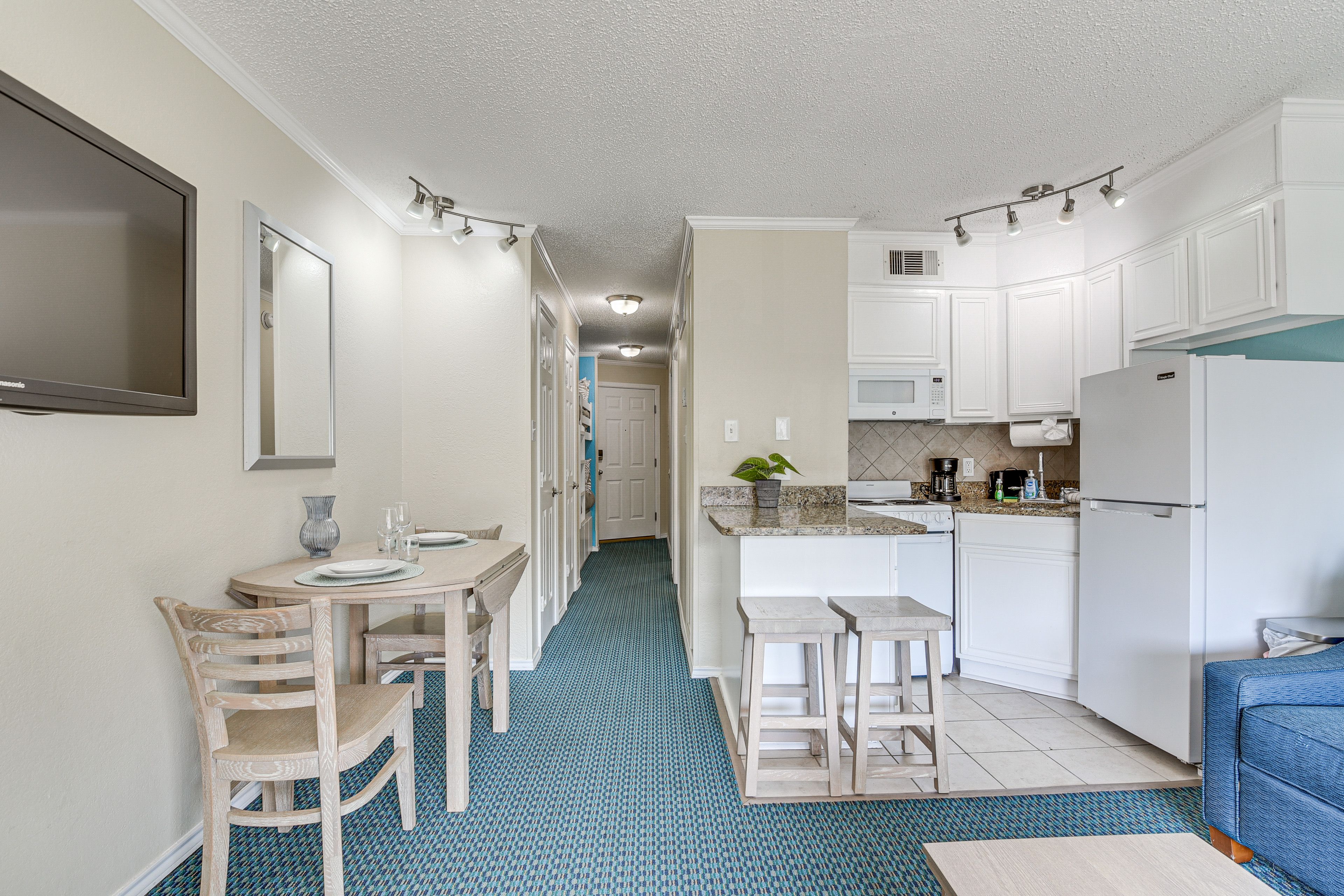 Dining Table & Breakfast Bar | Kitchen | Toaster