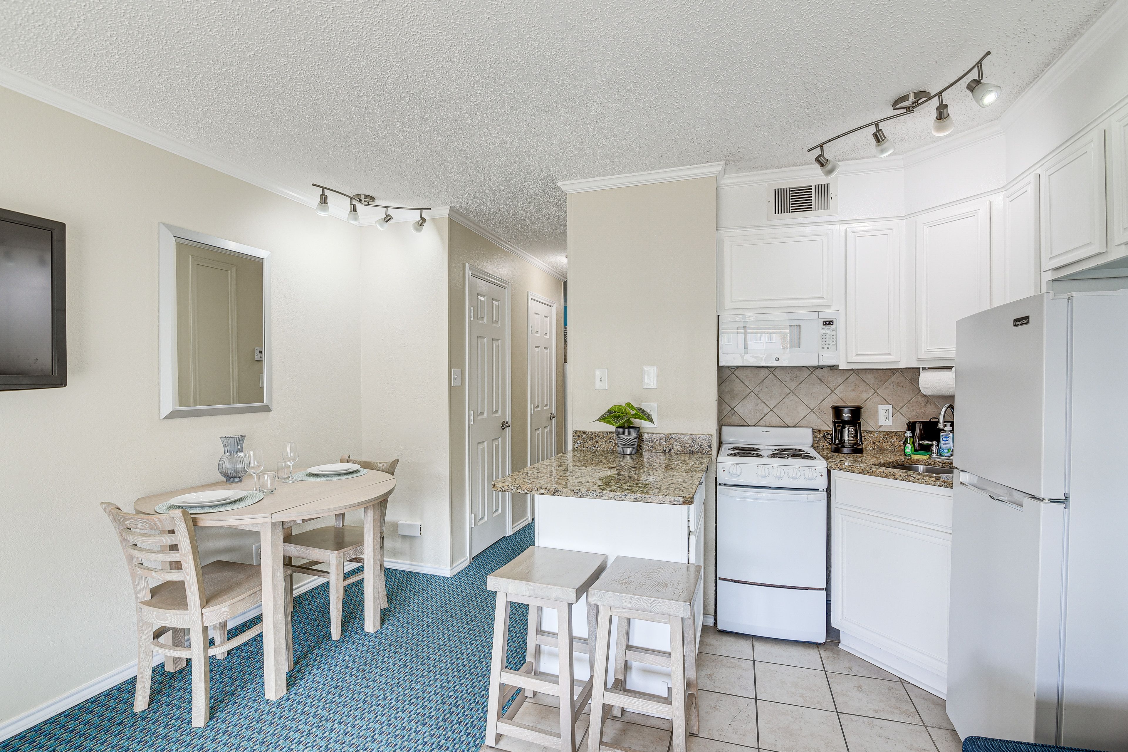 Dining Area | Breakfast Bar | Dishware/Flatware