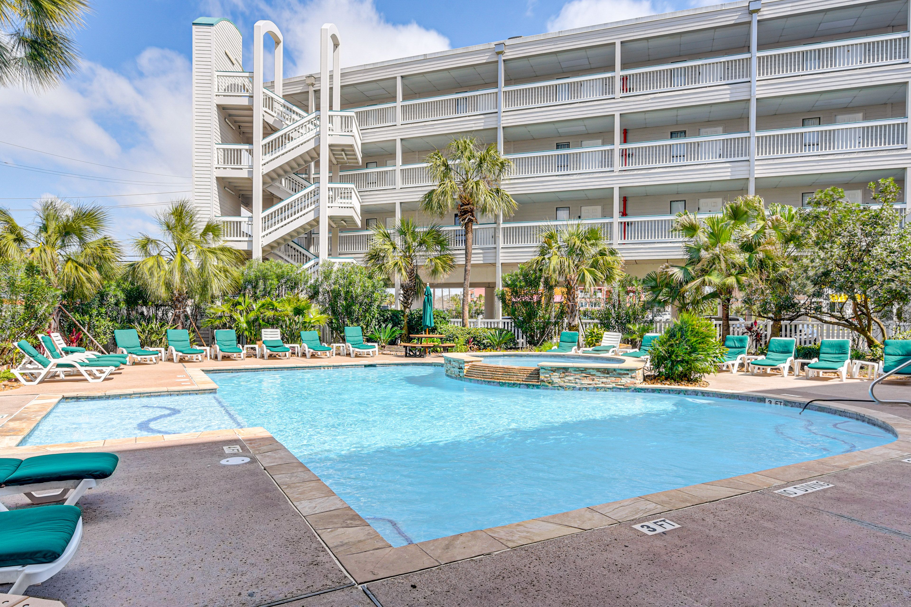 Casa Del Mar Community | 2 Pools & Hot Tubs