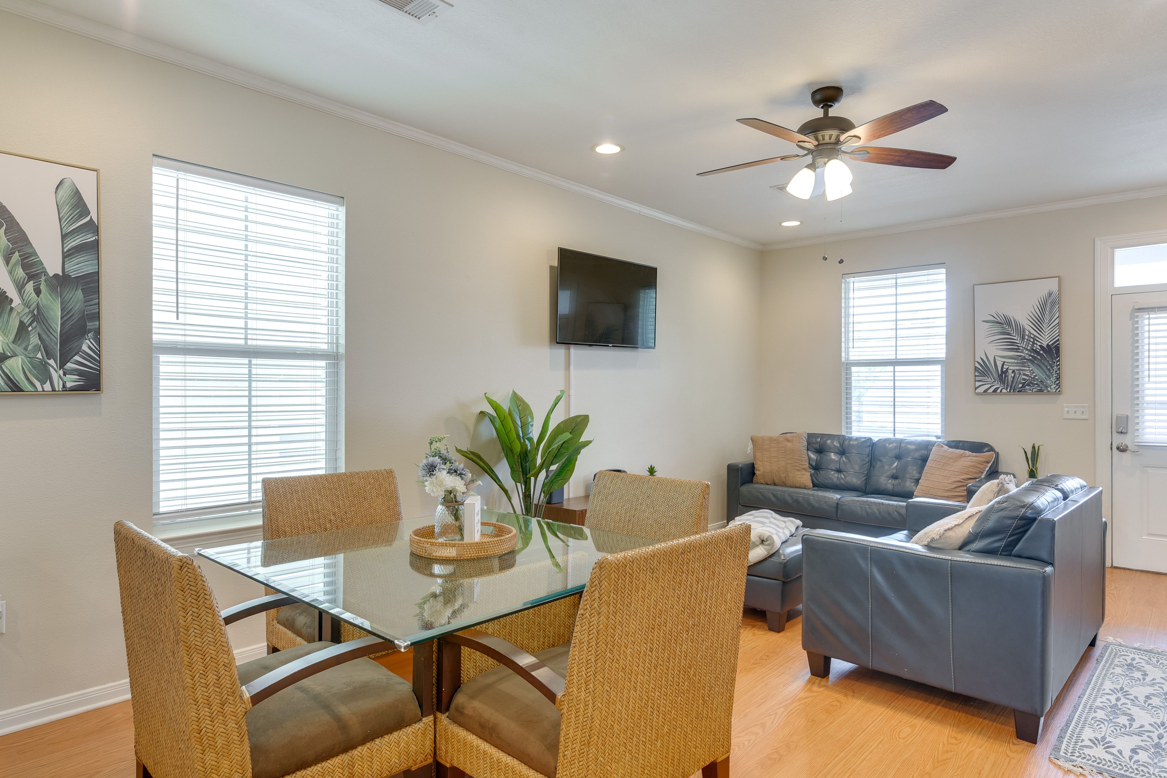 Living Room | Free WiFi | Central A/C & Heating