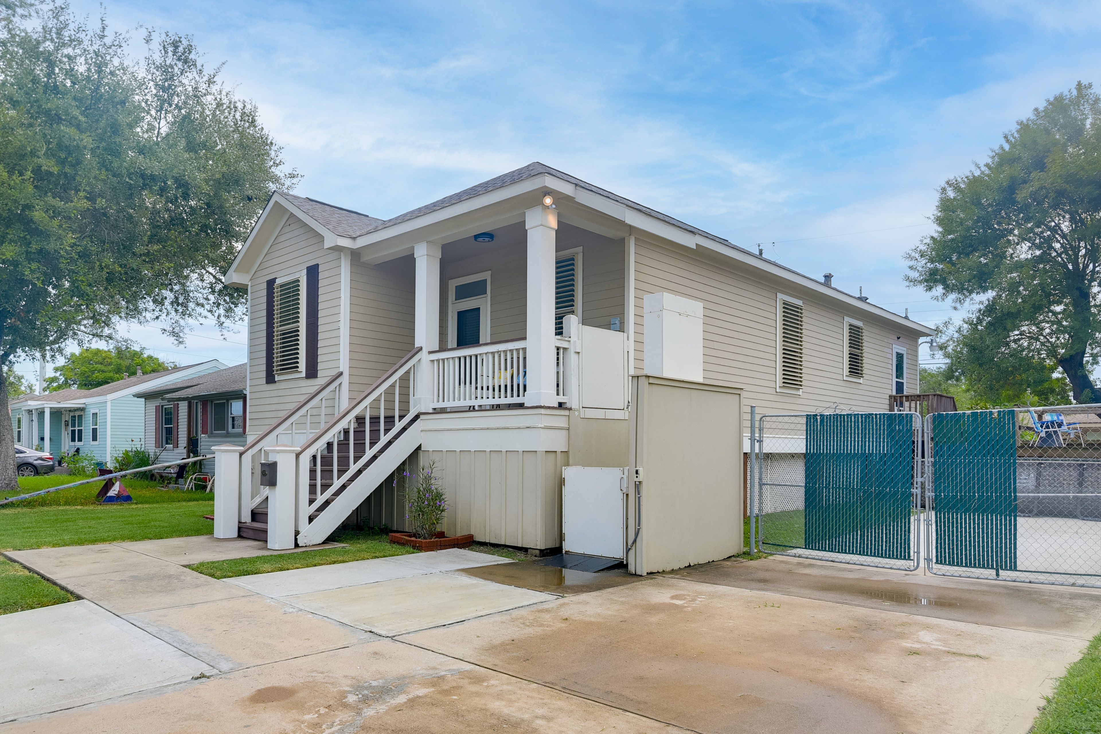 Parking | Driveway (4 Vehicles) | RV Hookup | Boat Parking