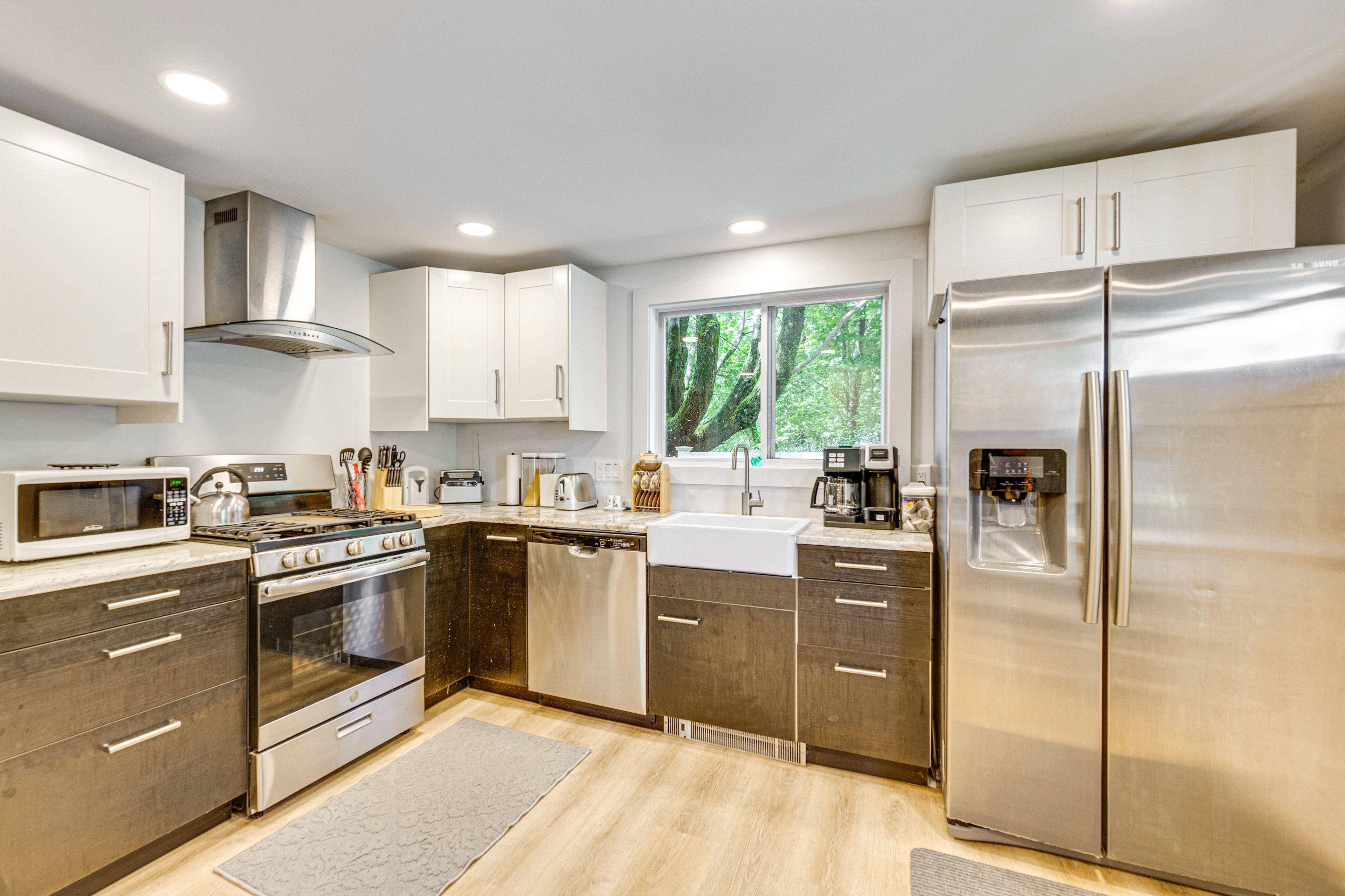 Kitchen | Microwave | Stove/Oven