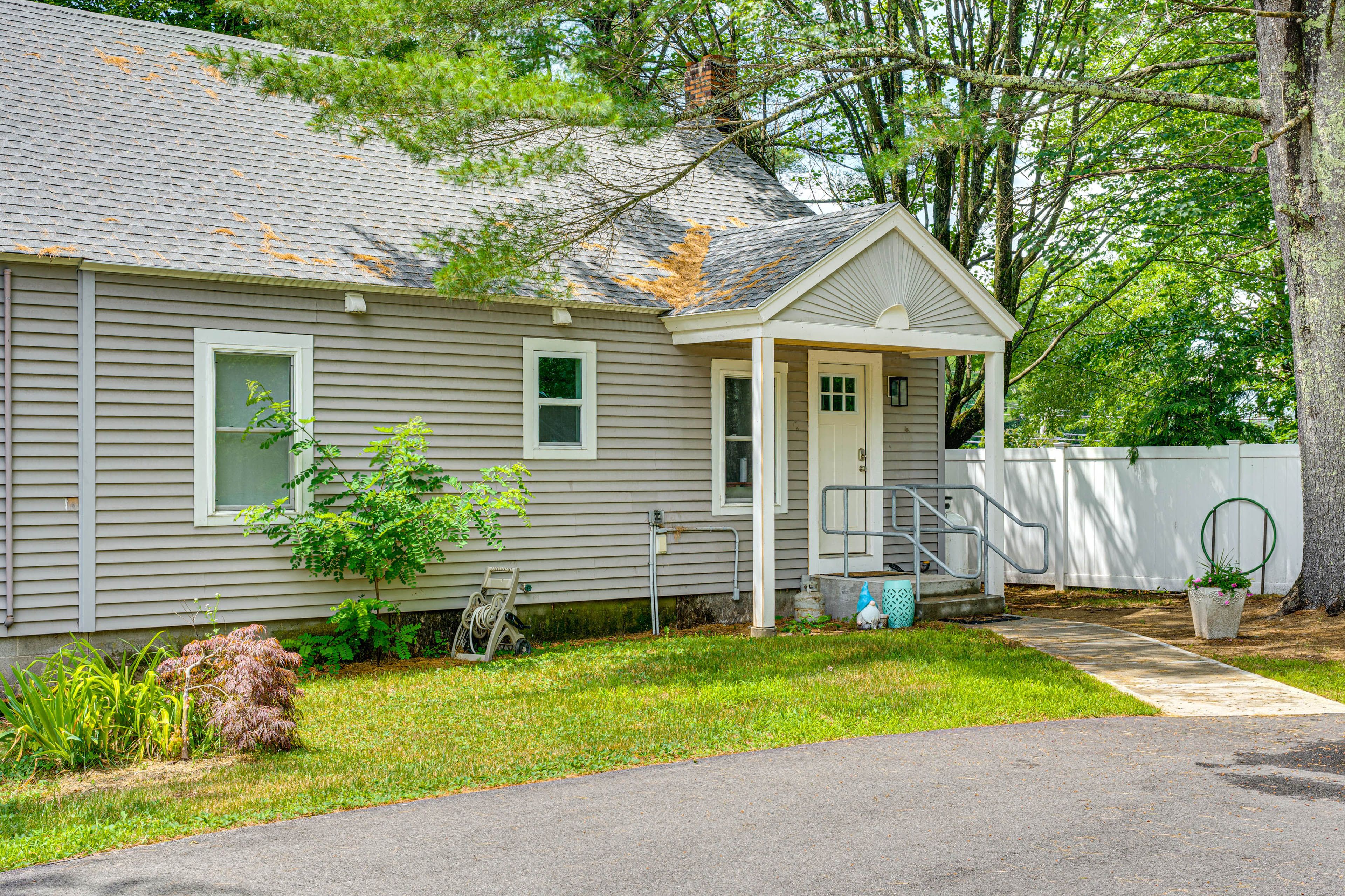 Home Exterior | Parking | Driveway (3 Vehicles)