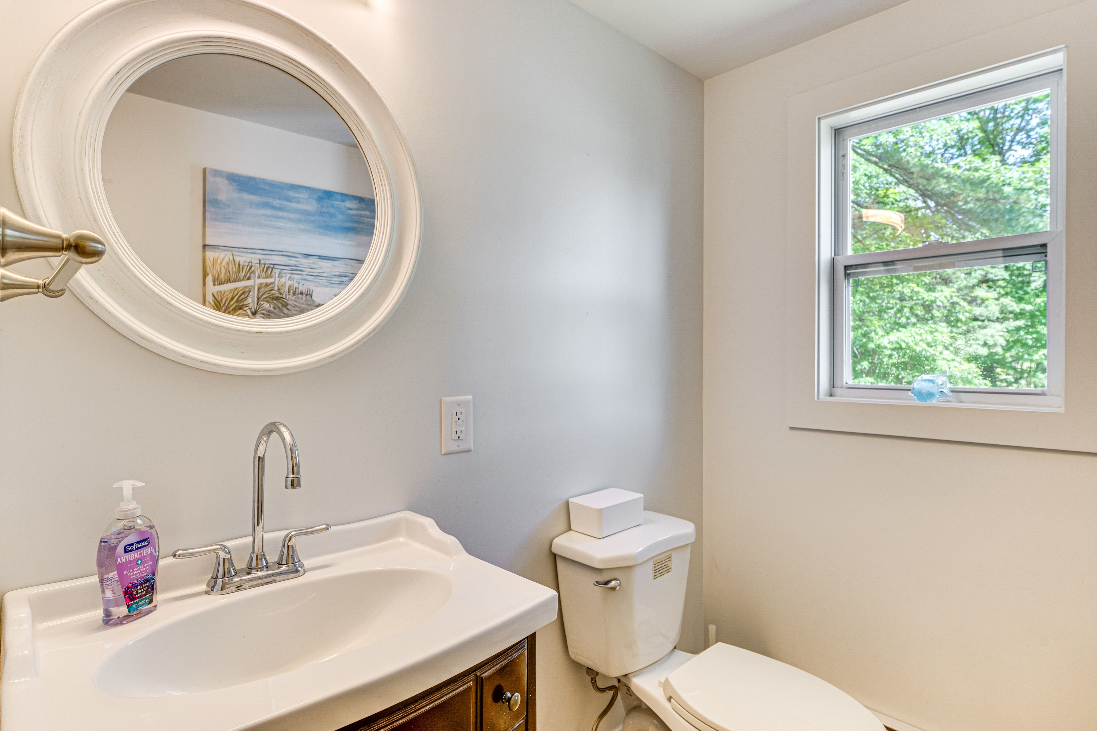 Half Bathroom | Towels Provided