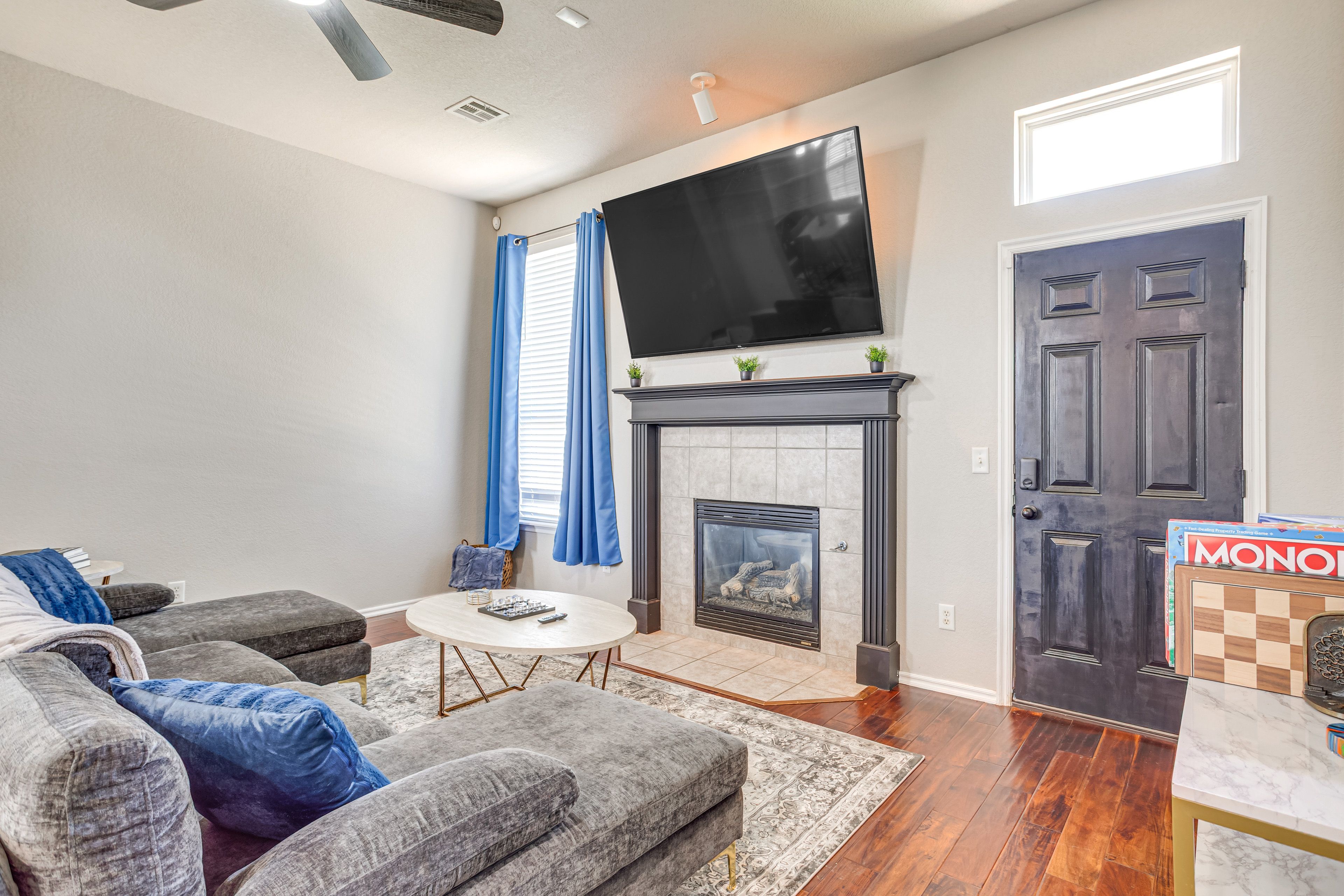 Living Room | Free WiFi | Central Heating & Air Conditioning