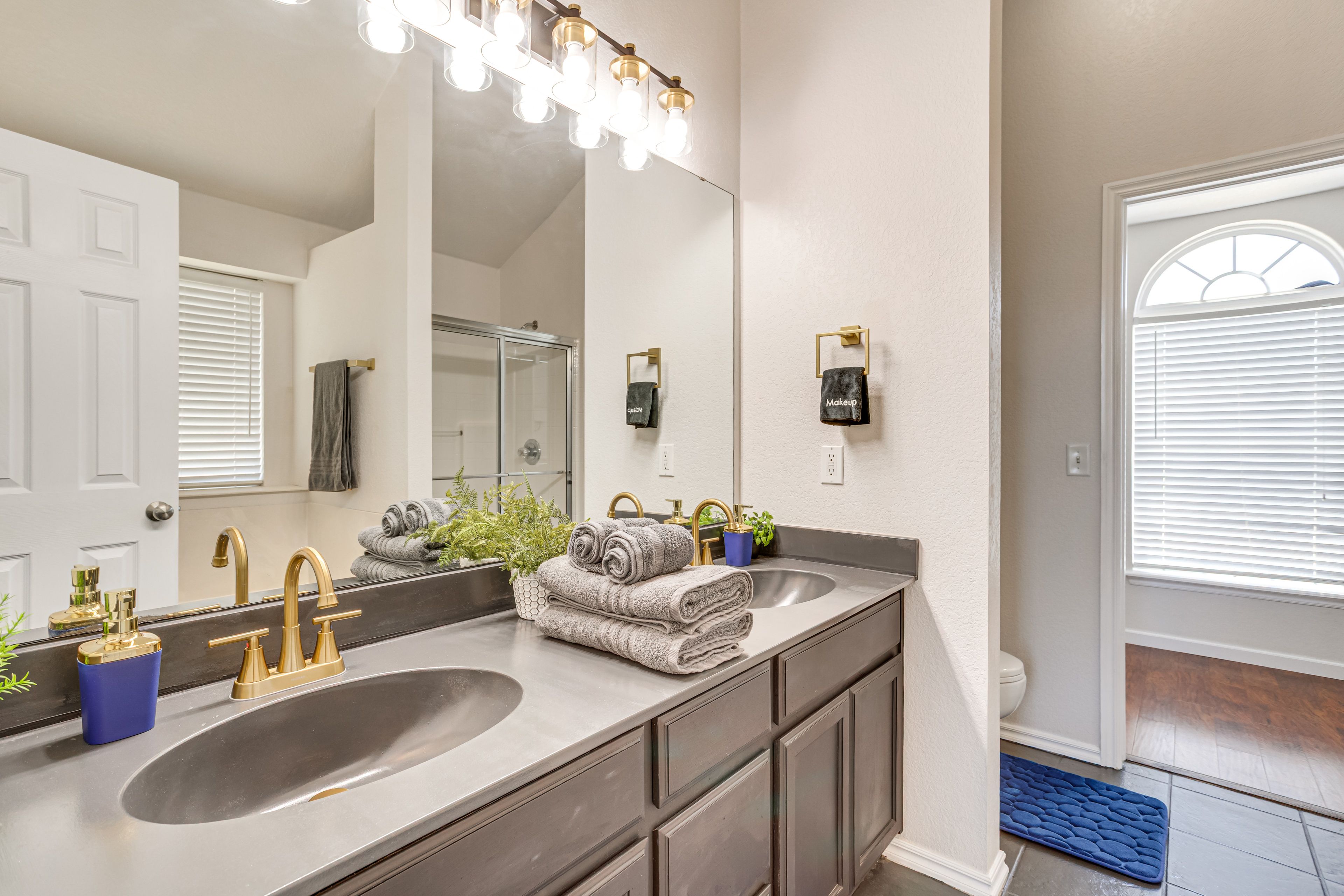 Full Bathroom | Complimentary Toiletries | Towels Provided