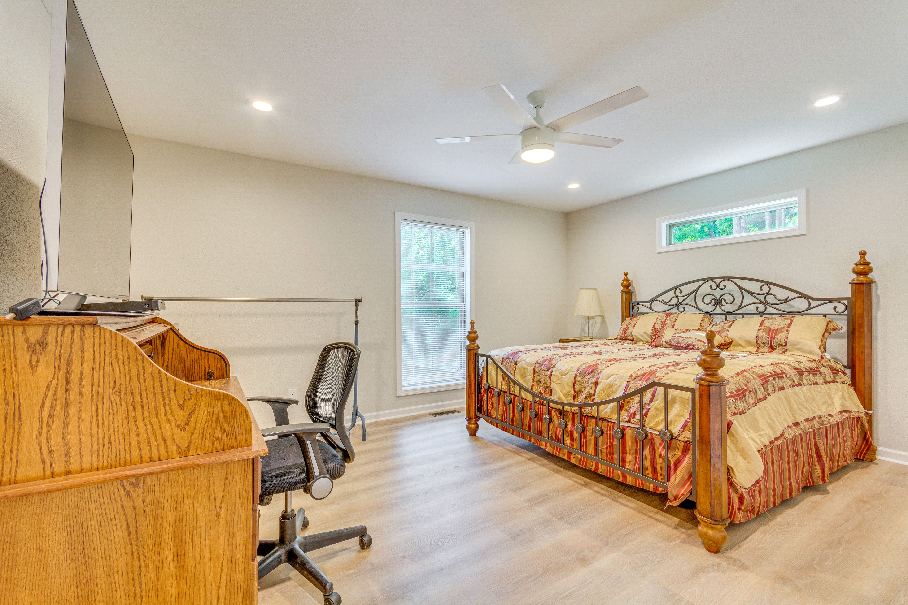 Bedroom 1 | King Bed | 1st Floor