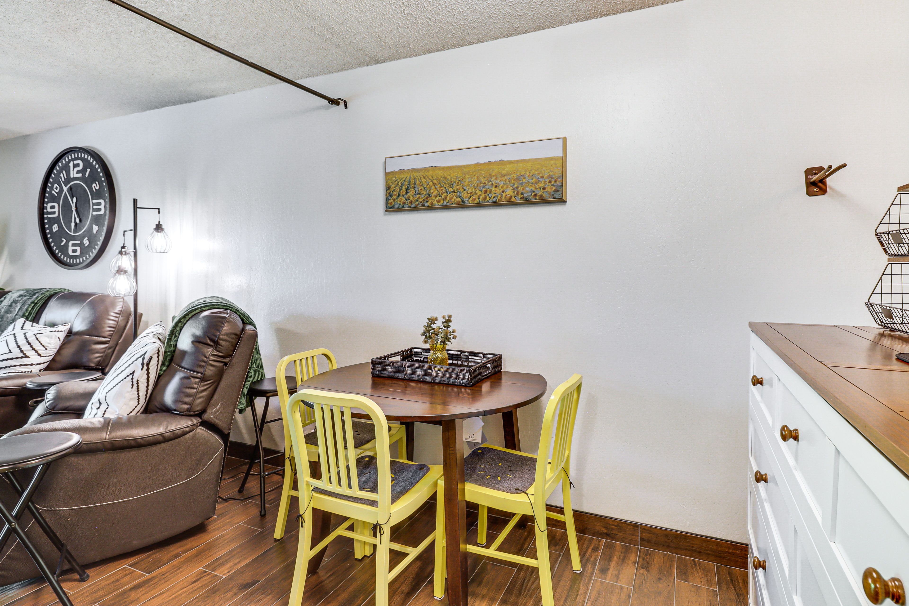 Dining Area | Dishware/Flatware Provided