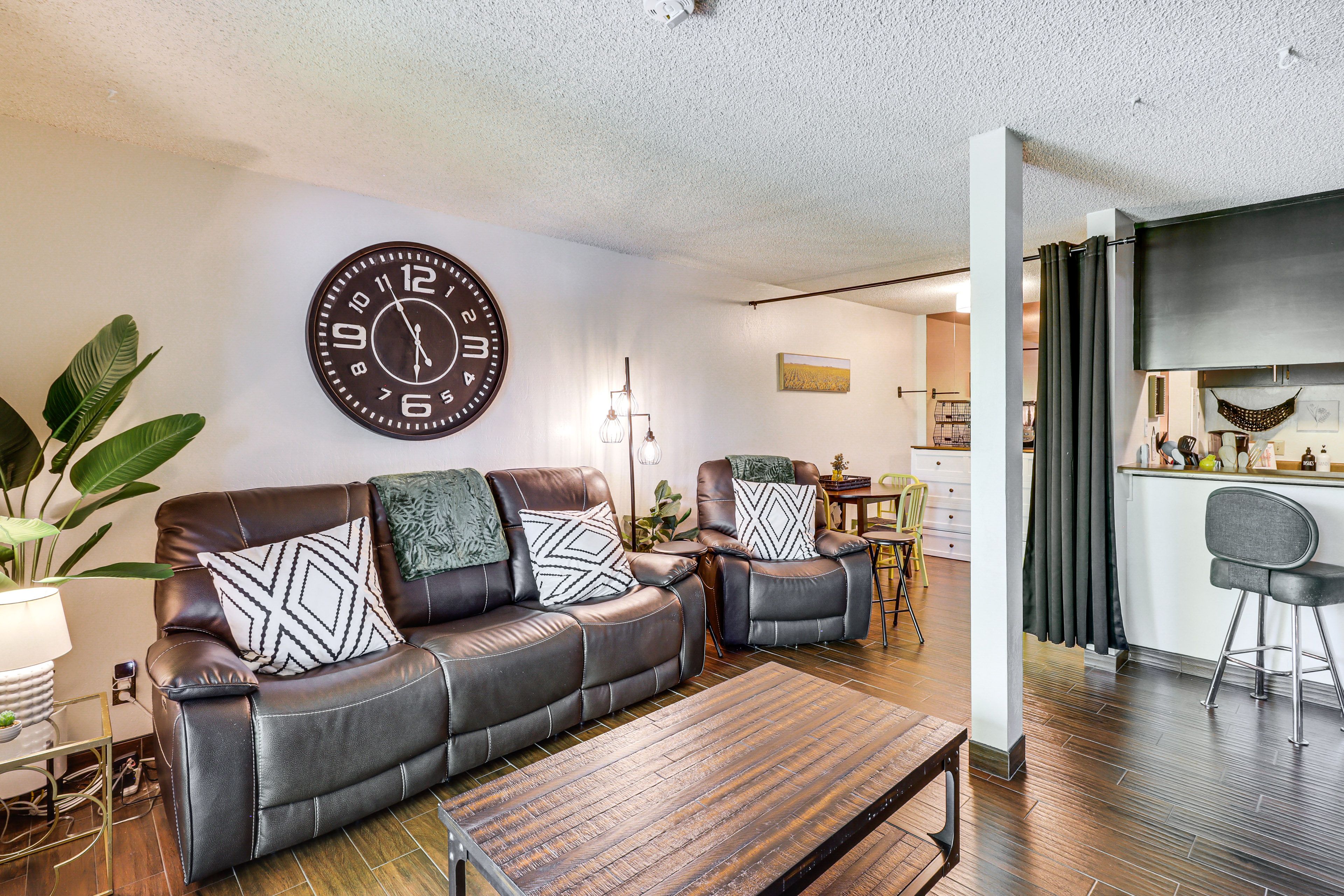 Living Room | Queen Murphy Bed | Smart TV | Board Games | Balcony Access