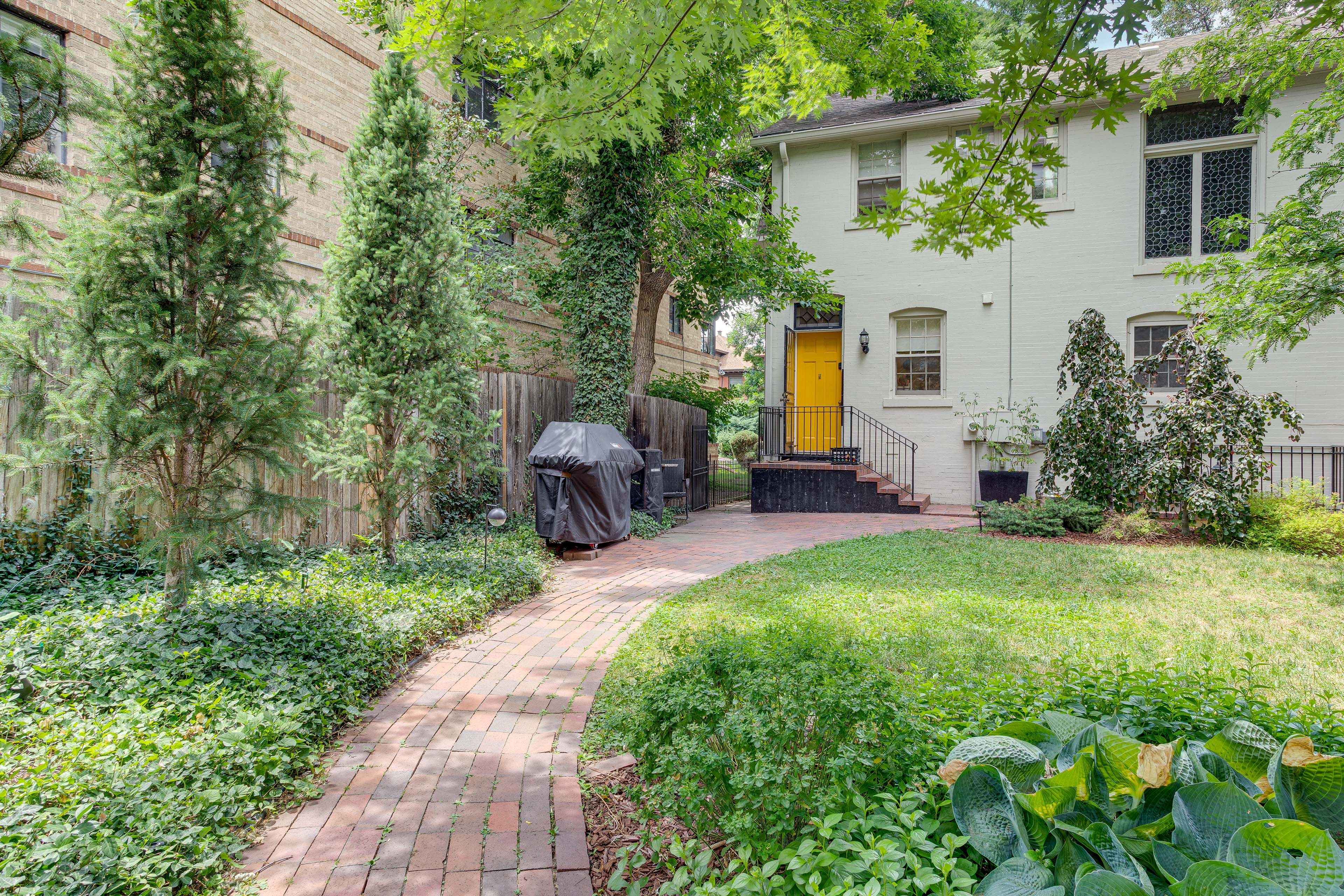 Fenced Backyard w/ Gas Grill (Shared)