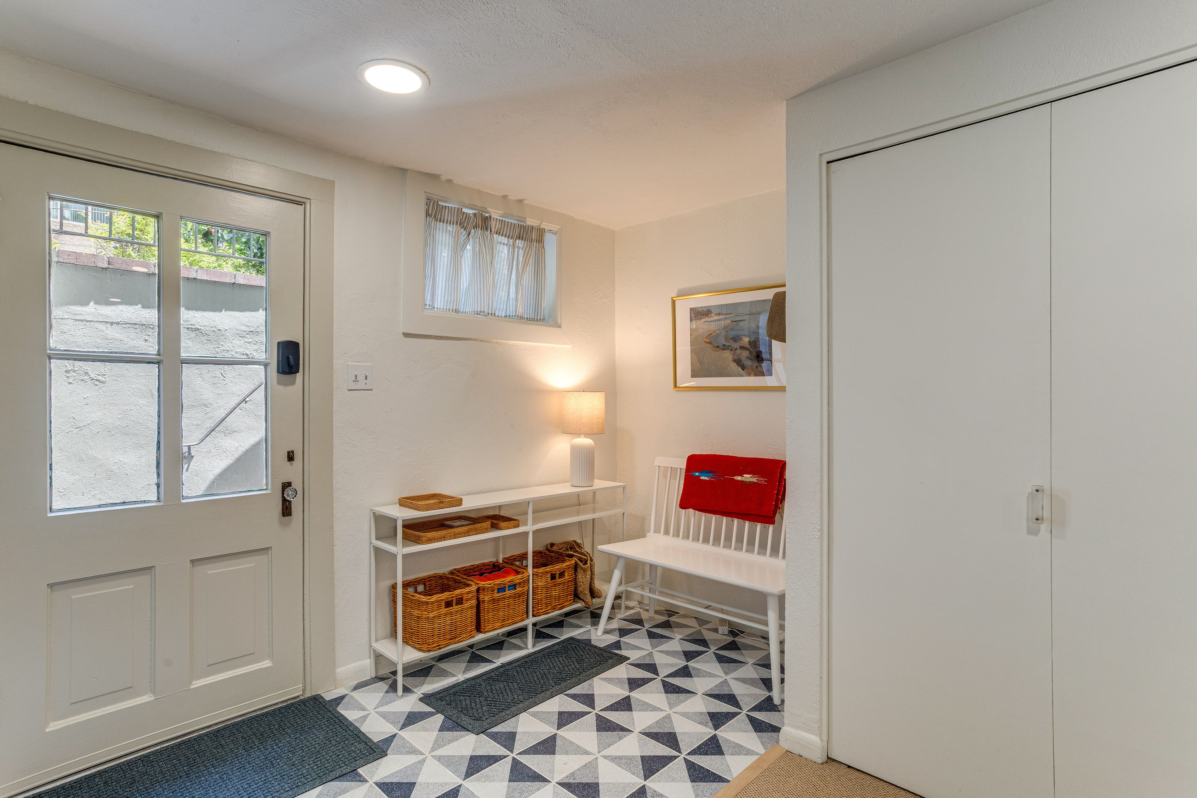 Entryway | Central Heating | Free WiFi