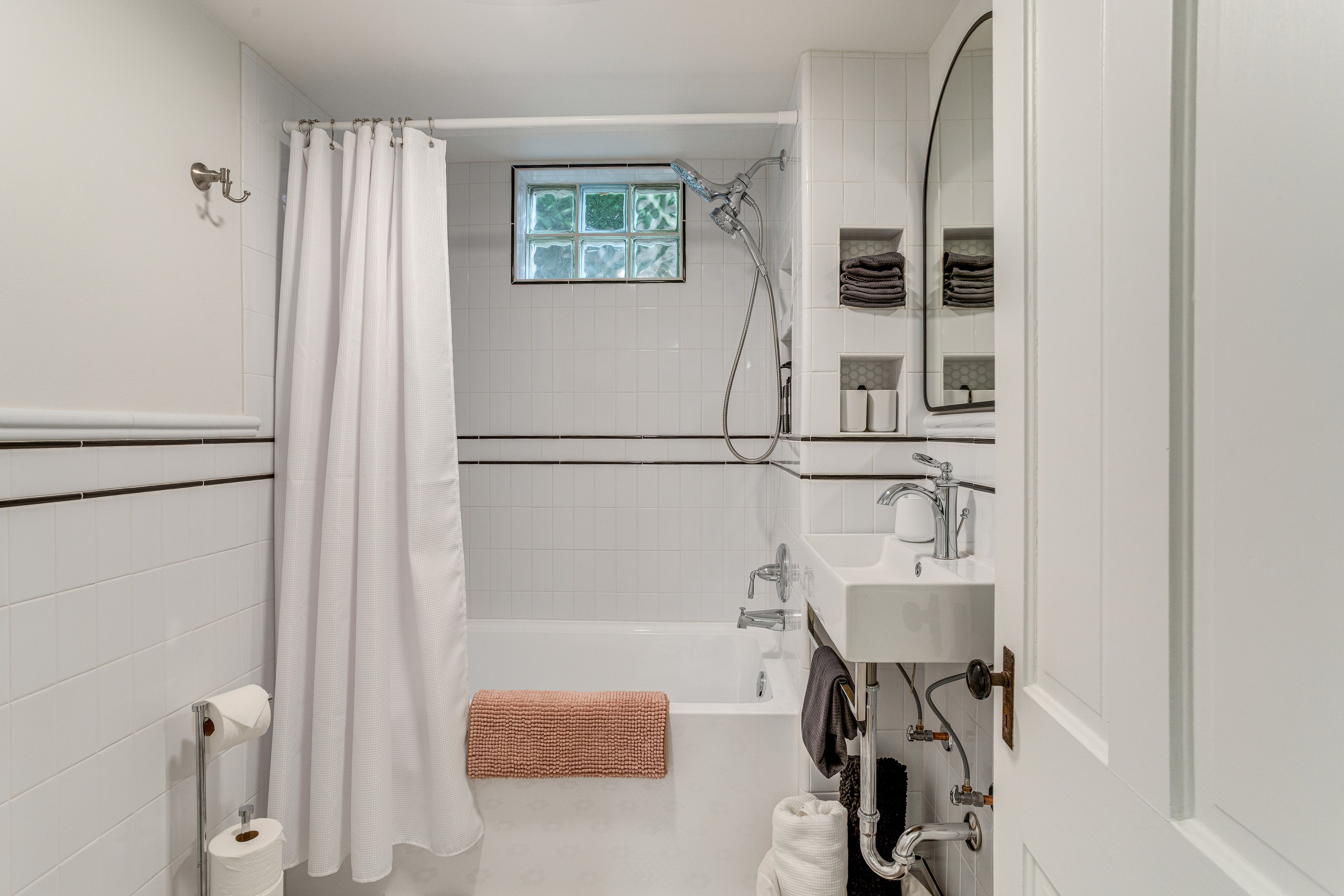 Full Bathroom | Complimentary Toiletries | Towels Provided