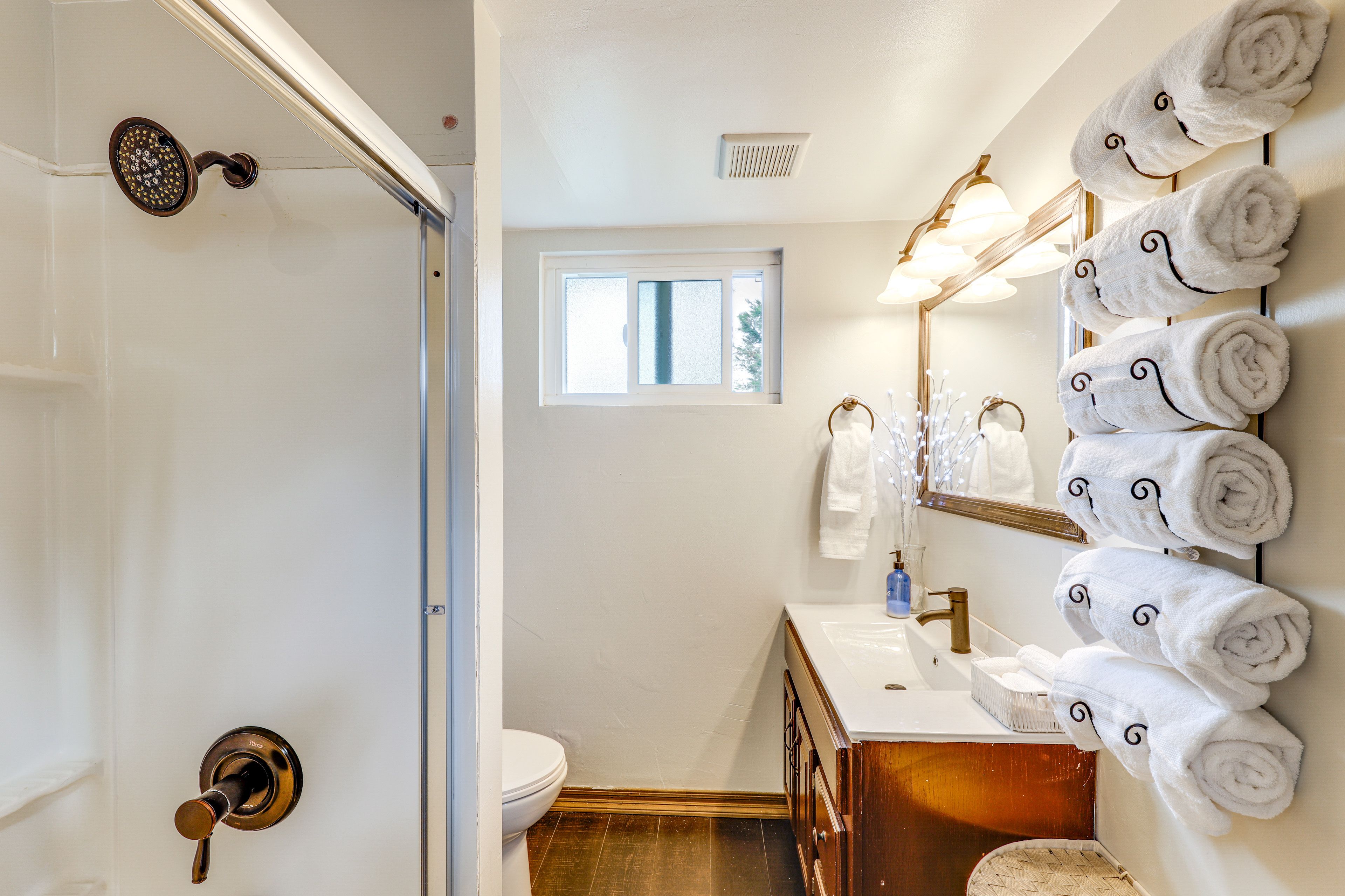 Full Bathroom | Main Level | Towels Provided