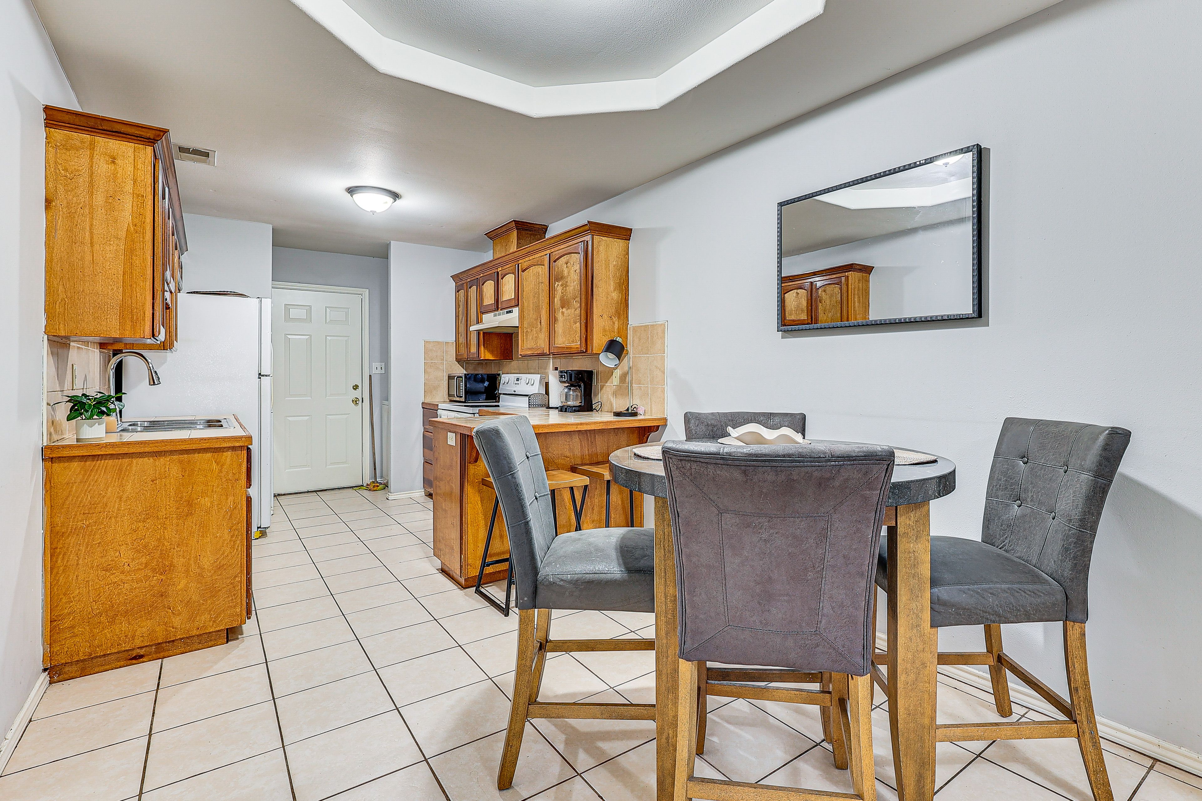 Dining Area | Dishware/Flatware Provided