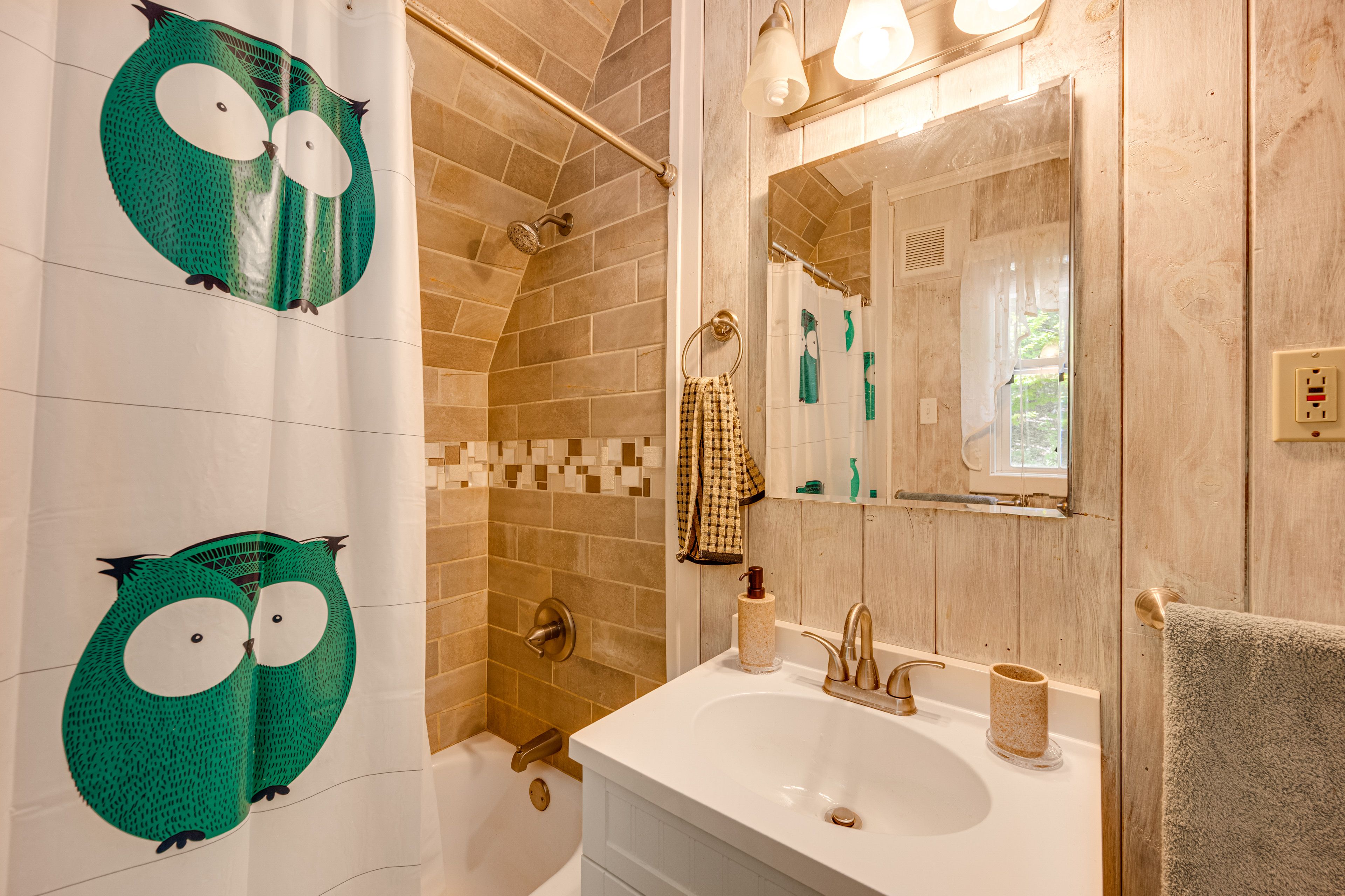 Bathroom | Towels Provided | Main Level