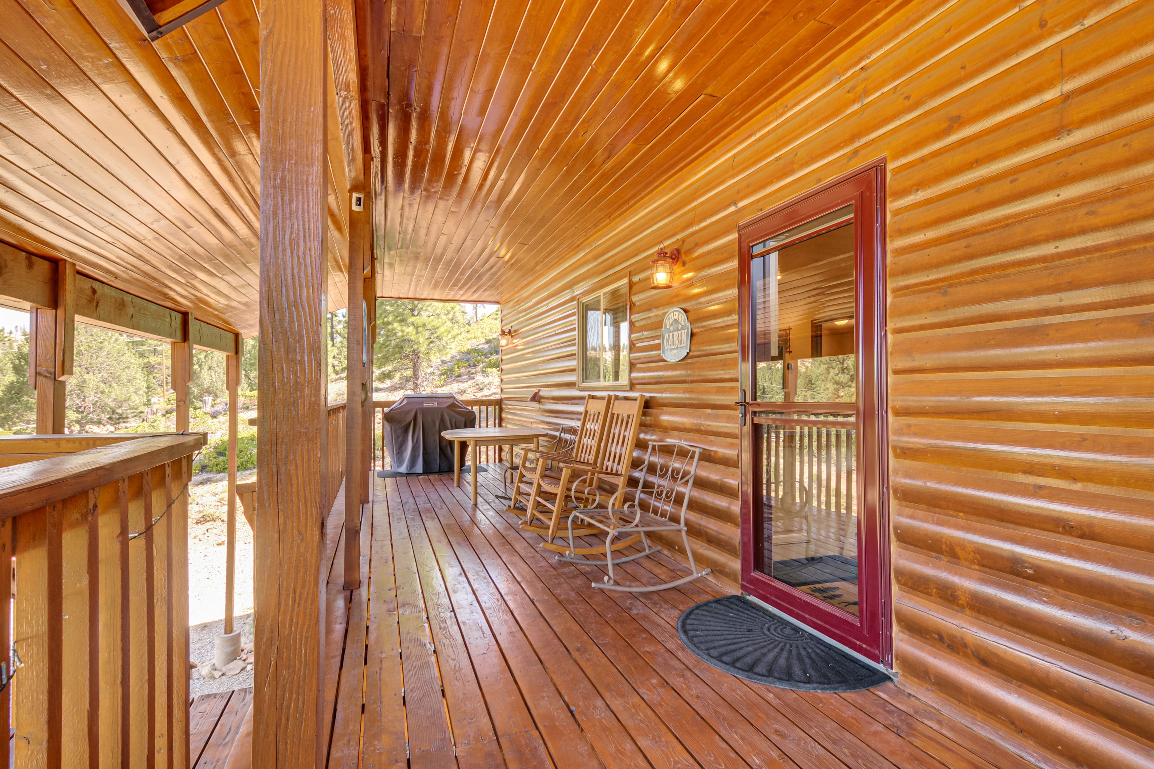 Covered Porch | Gas Grill | Dining Table