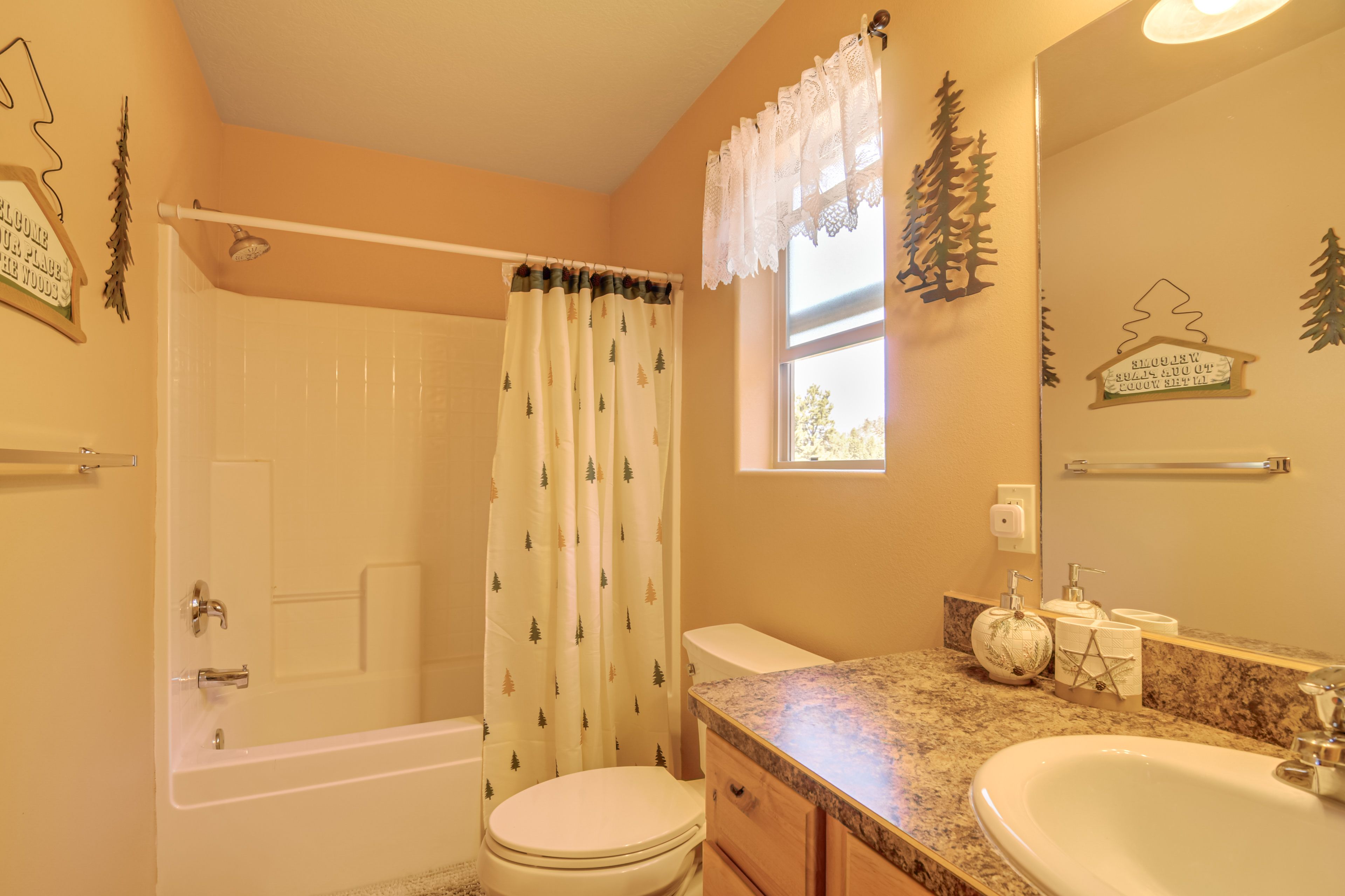 Full Bathroom | 1st Floor | Towels Provided