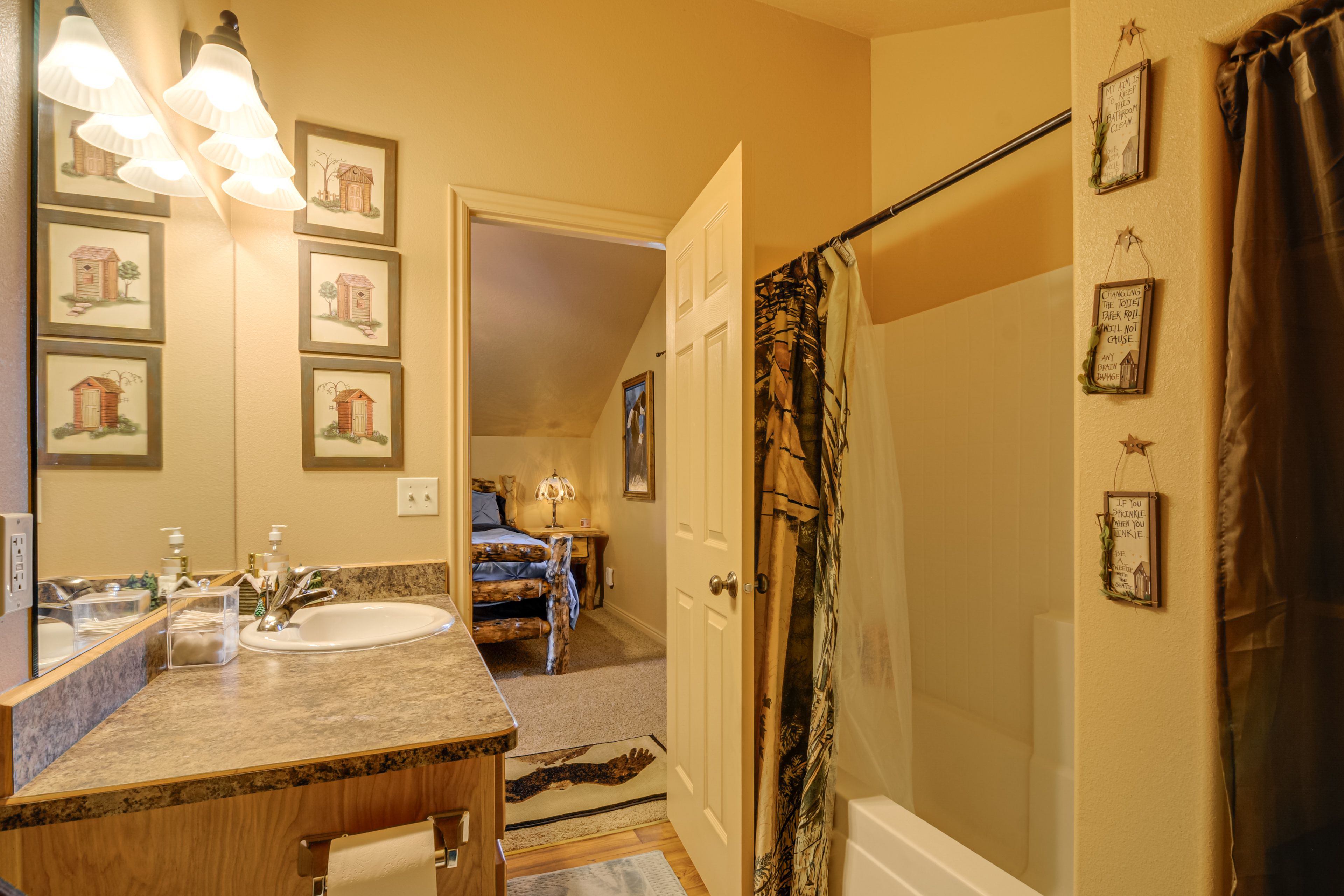 Full Bathroom | 2nd Floor | Complimentary Toiletries