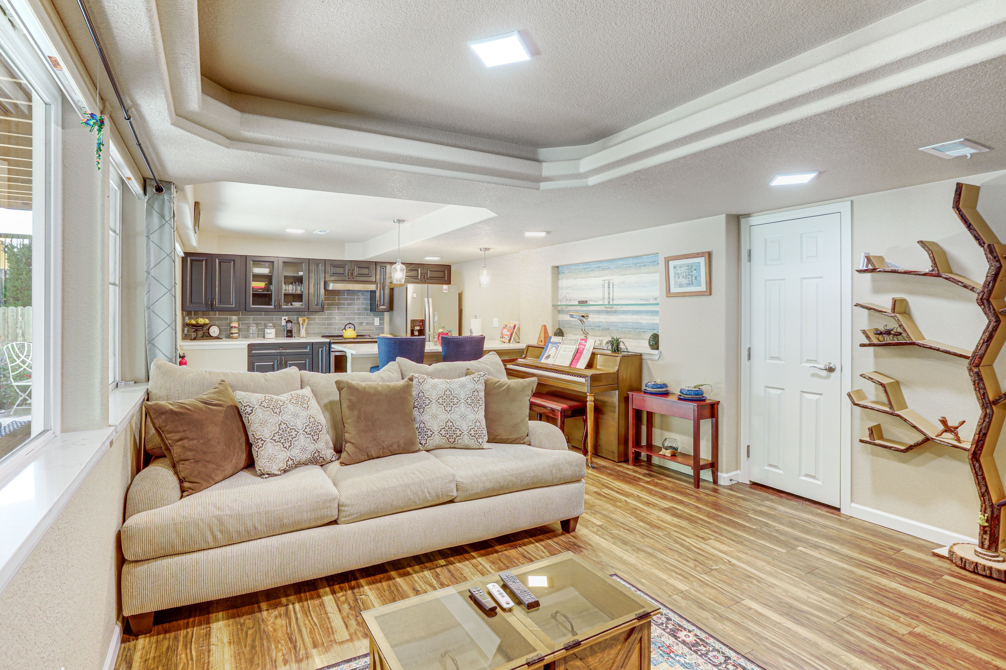 Living Room | Free WiFi | Central A/C | Smart TV | Electric Fireplace