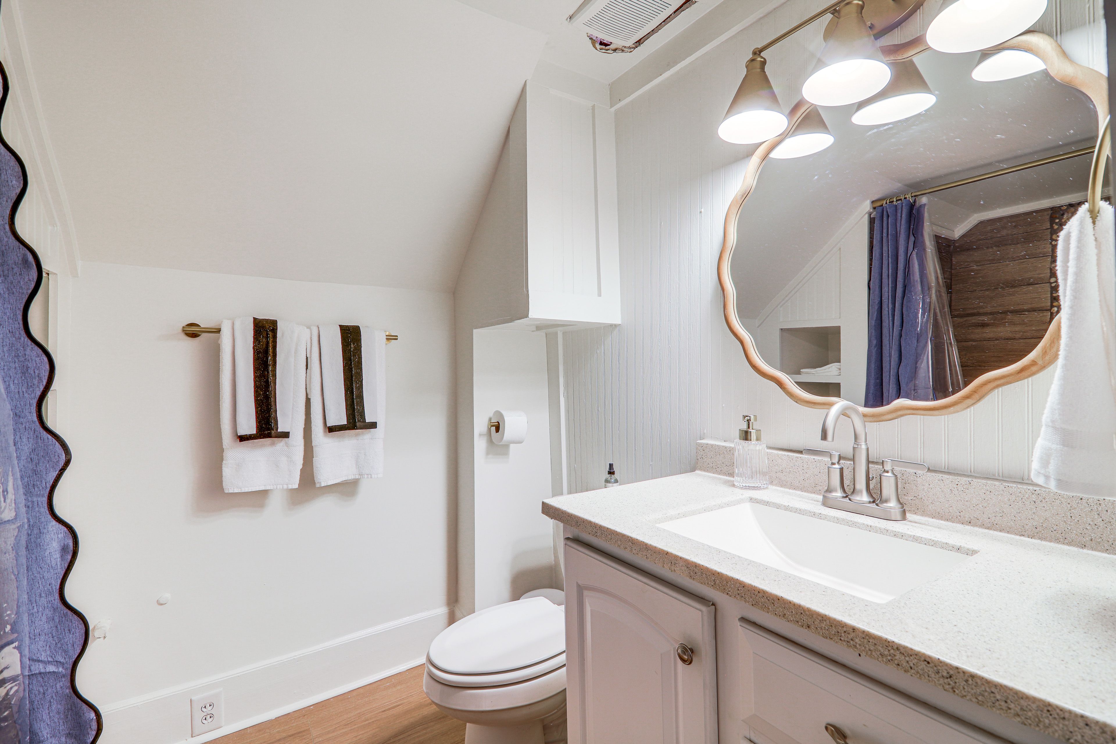 En-Suite Bathroom | Towels Provided | 2nd Floor