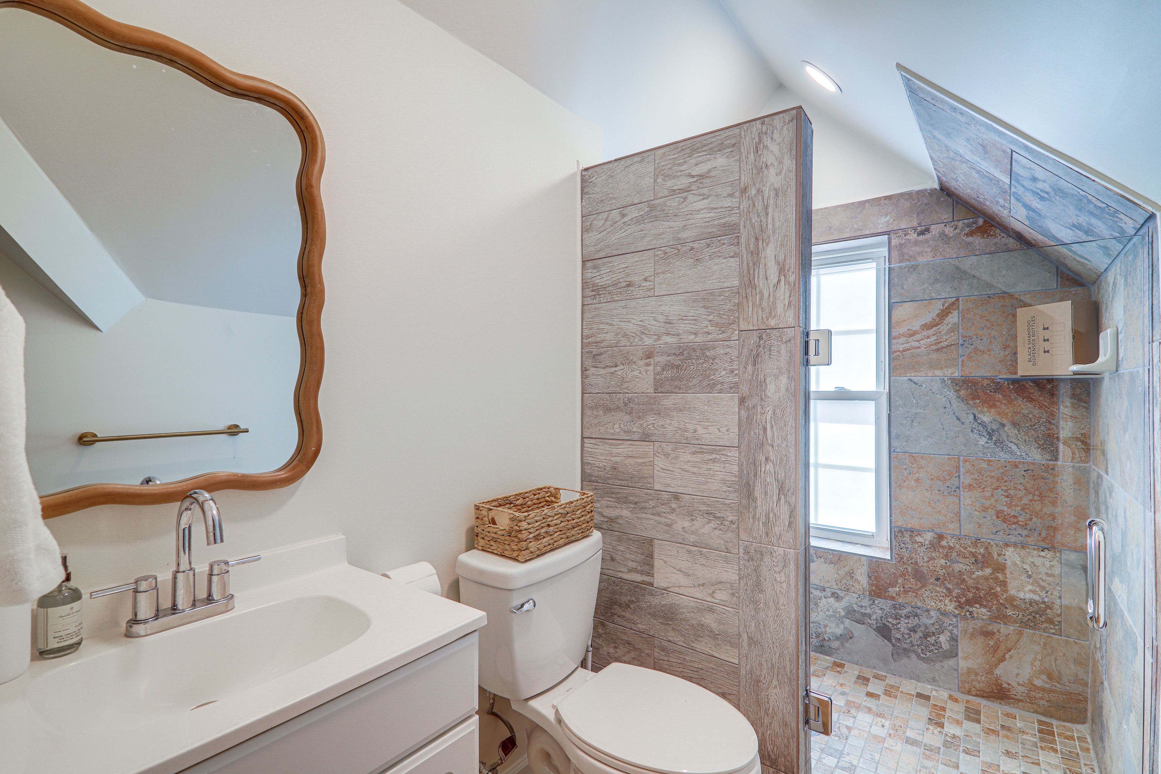 Bathroom | 2nd Floor