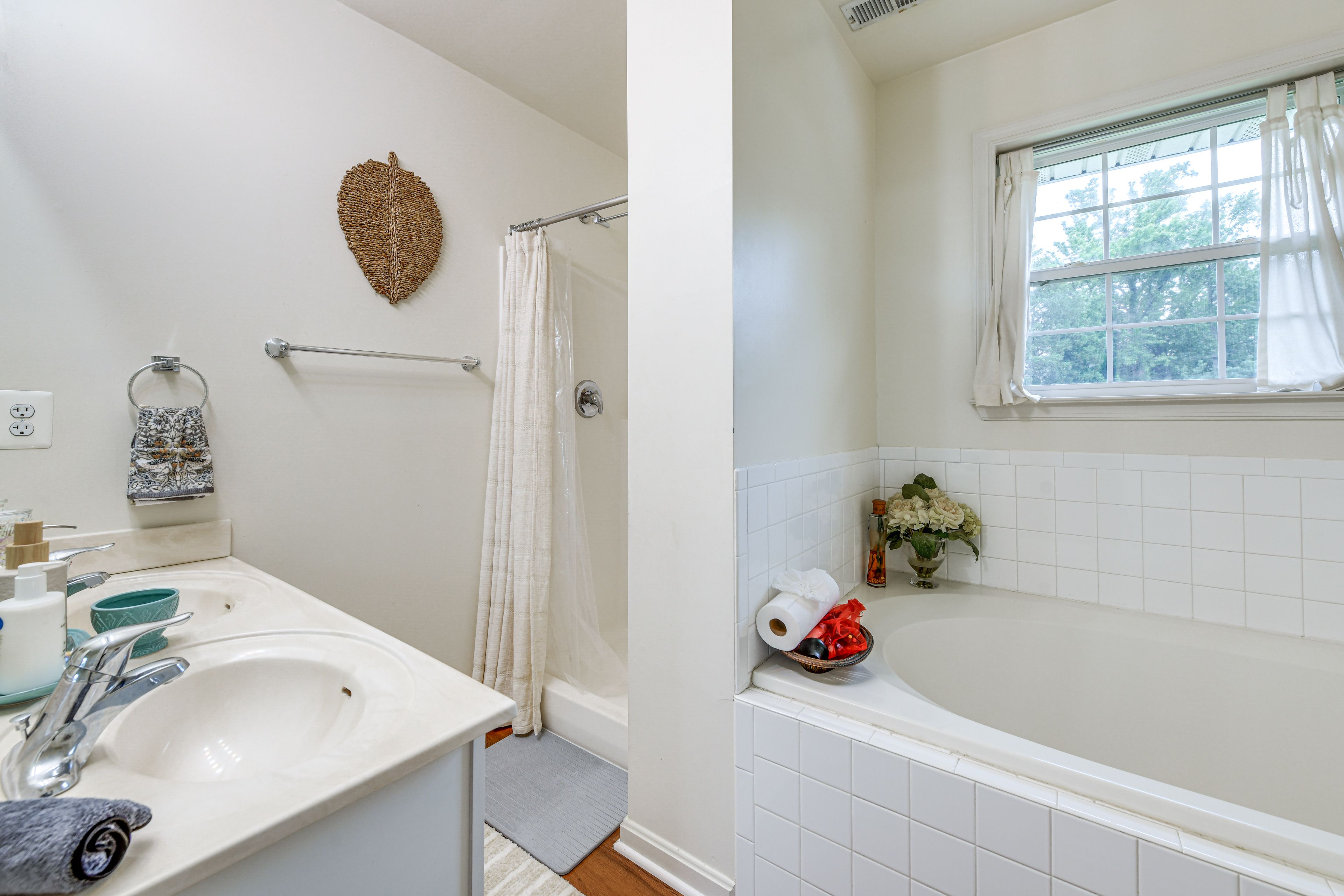 Full Bathroom | 2nd Floor | Complimentary Toiletries | Towels Provided