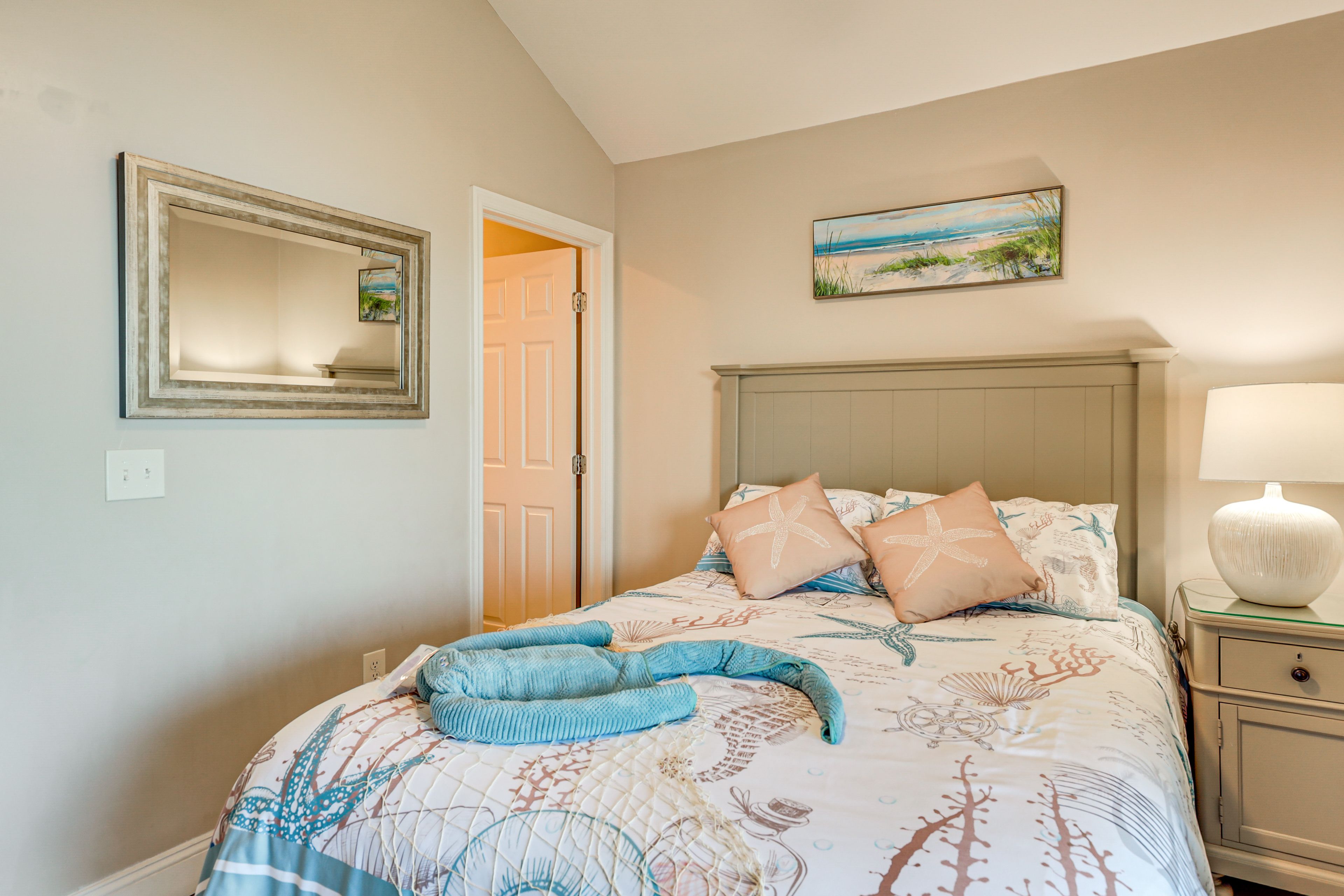 Bedroom 1 | Queen Bed | 2nd Floor