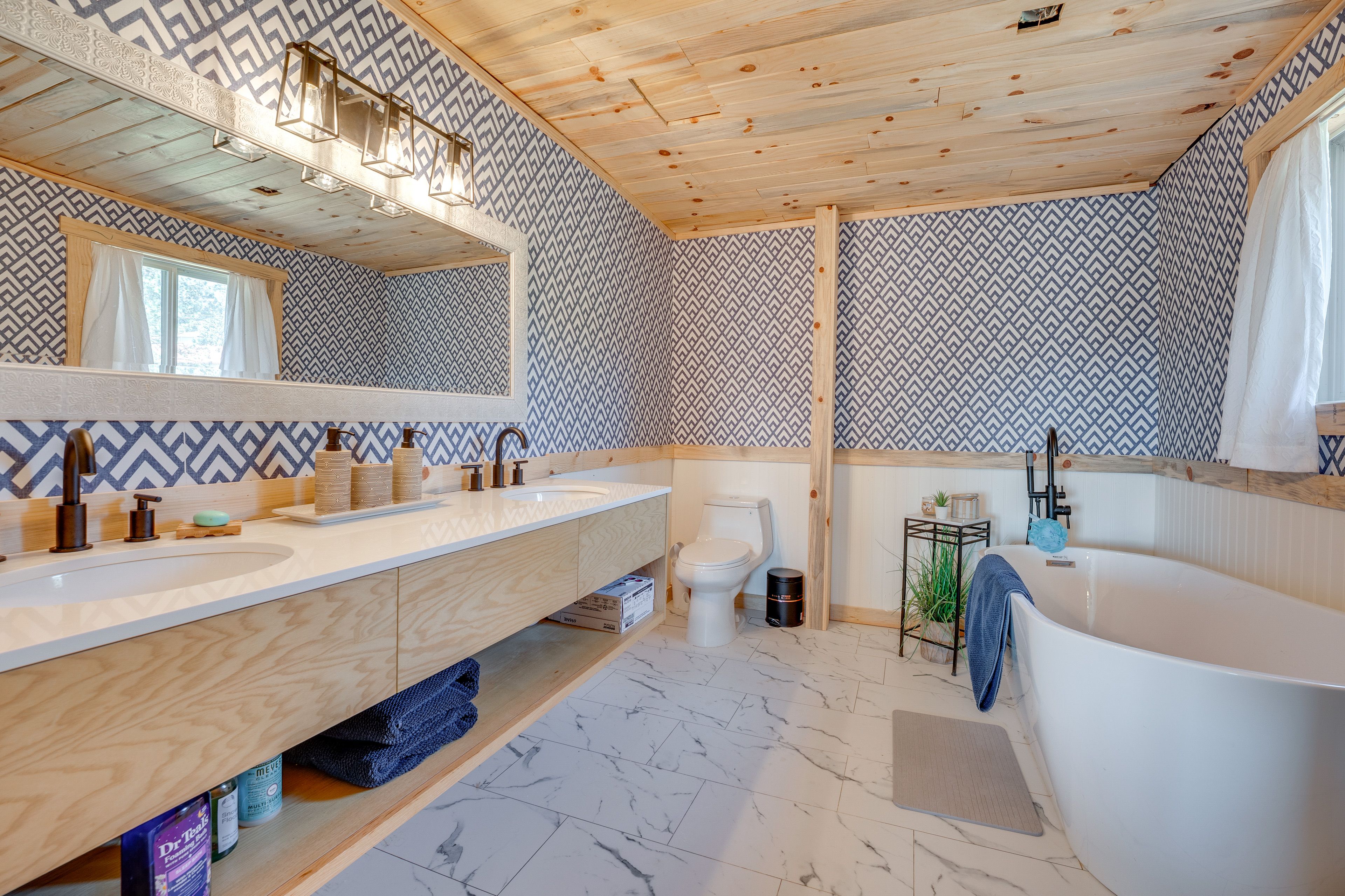 Full Bathroom | Towels Provided