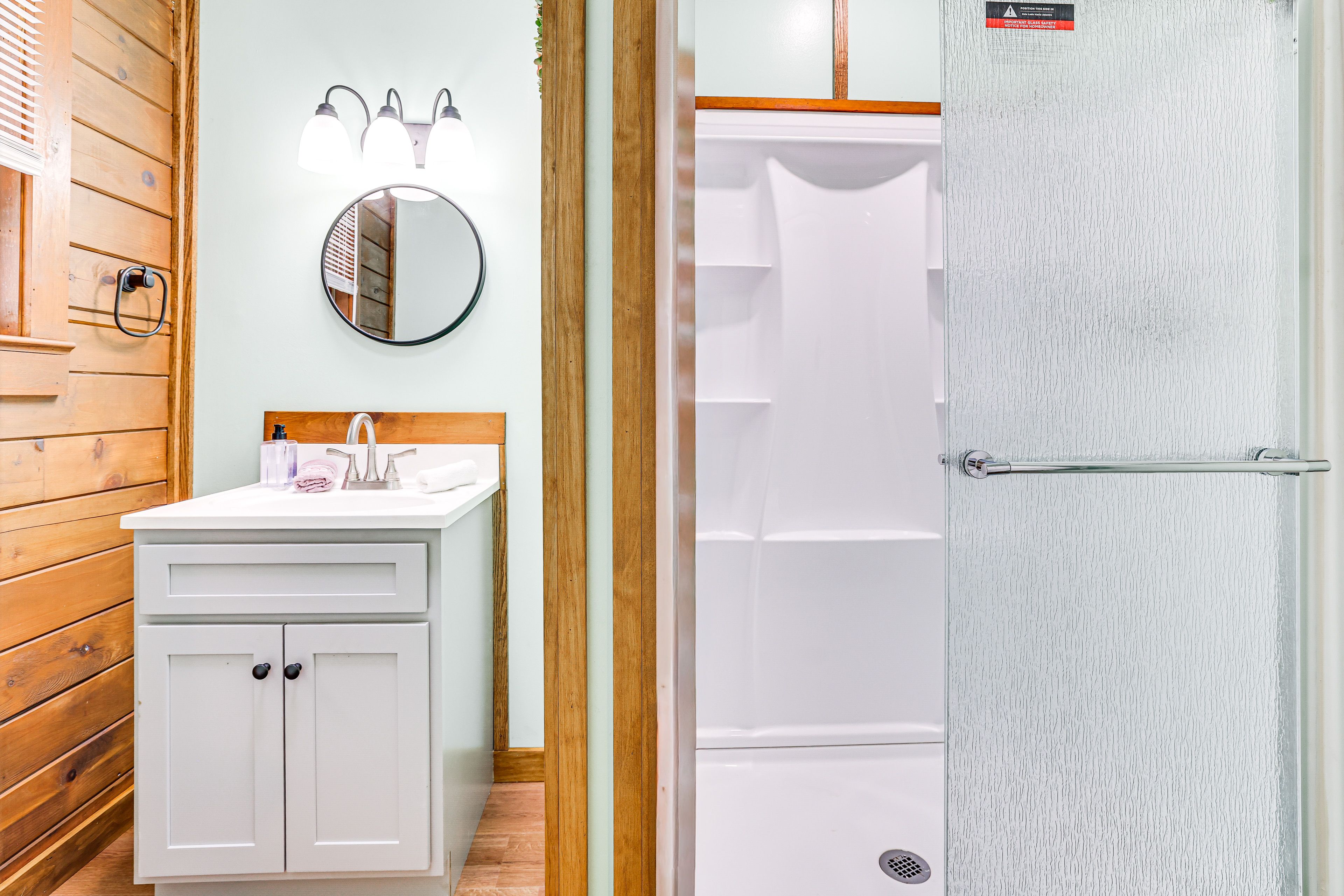 Full Bathroom | Complimentary Toiletries | Towels Provided