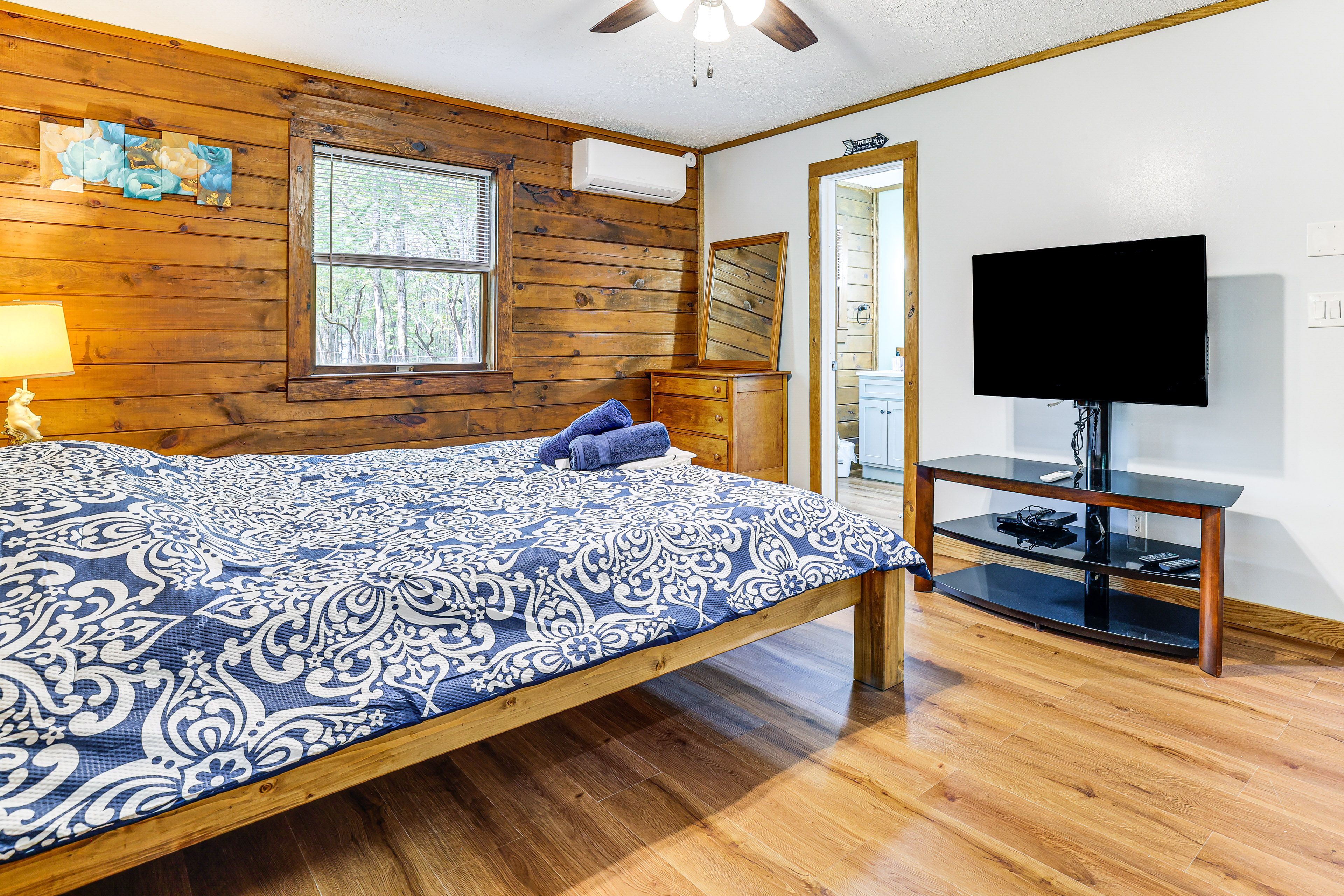 Bedroom 1 | King Bed | Linens Provided | En-Suite Bathroom