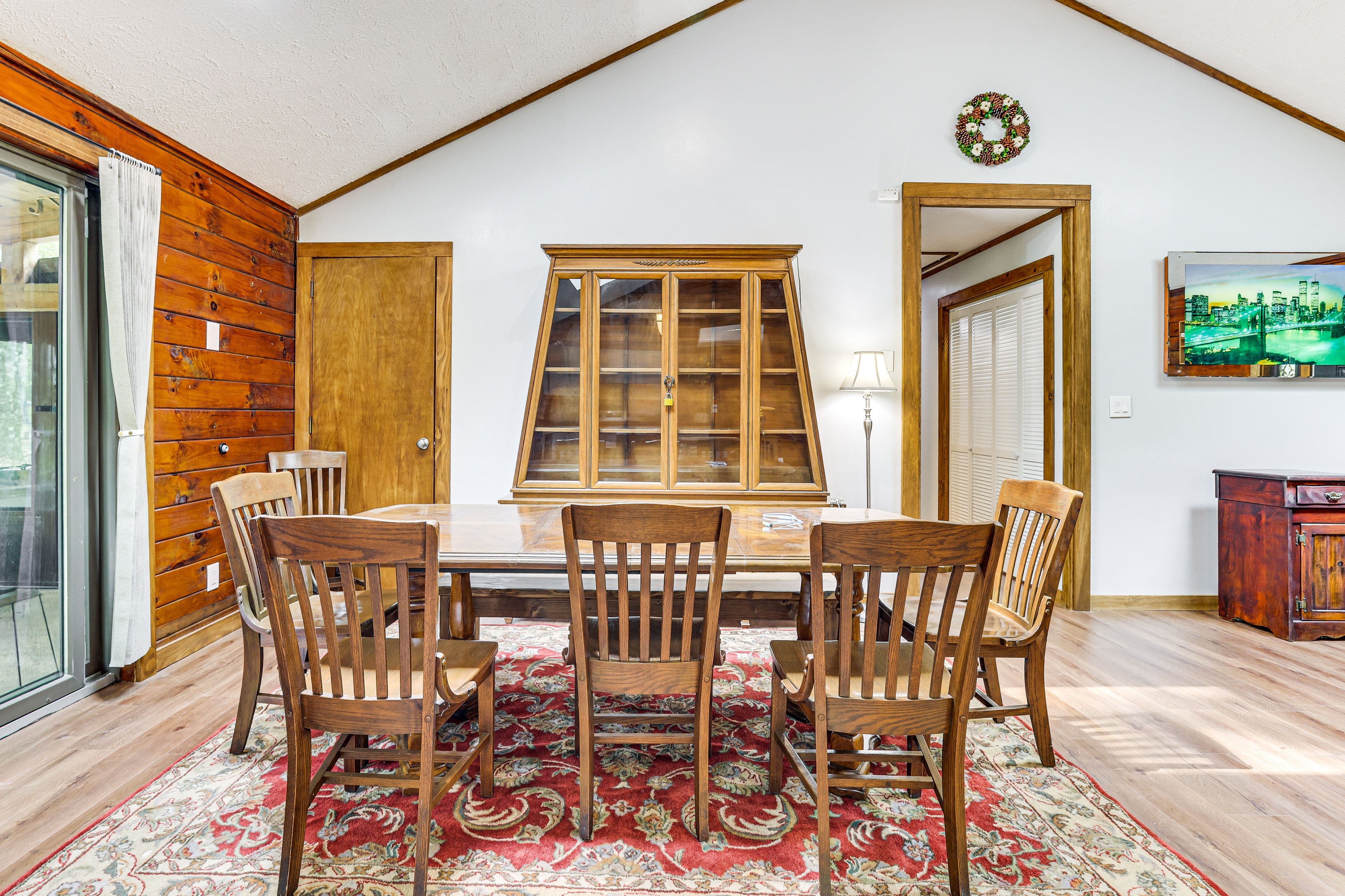 Dining Area | Dishware/Flatware