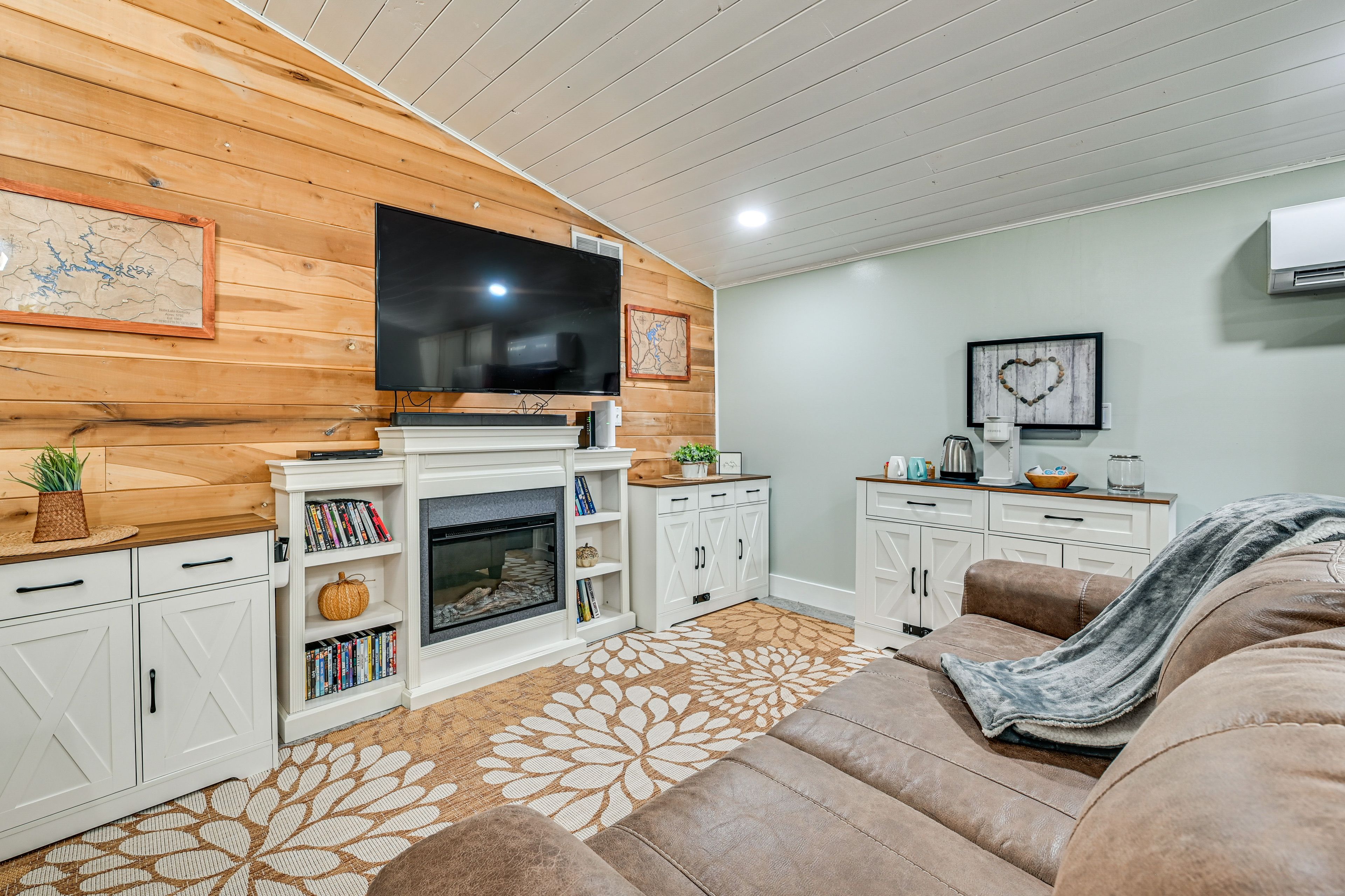 Living Room | Free WiFi | Central A/C & Heat | TV w/ Soundbar | Board Games