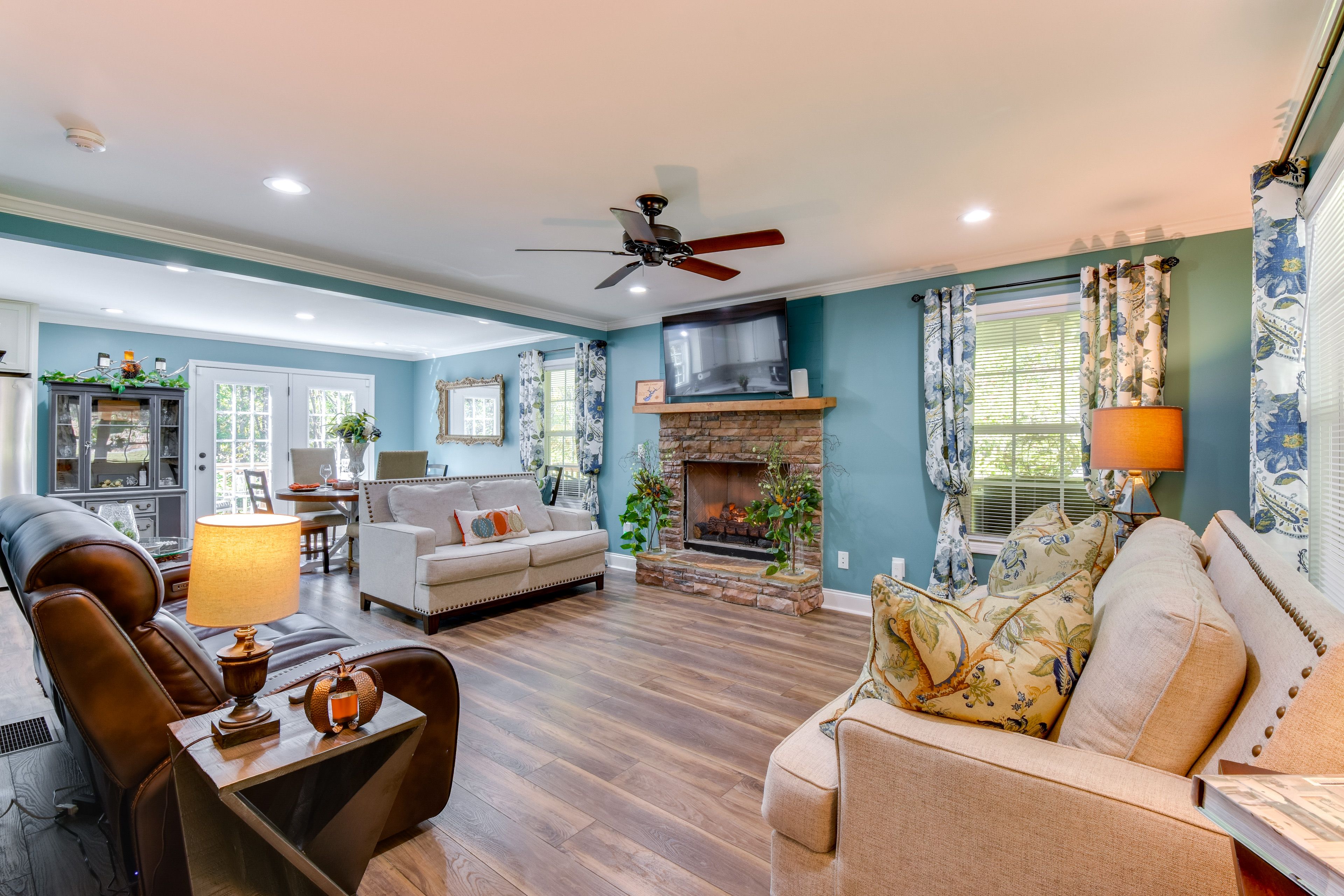 Living Room | 1st Floor | Gas Fireplace | Free WiFi | Central Heat & A/C