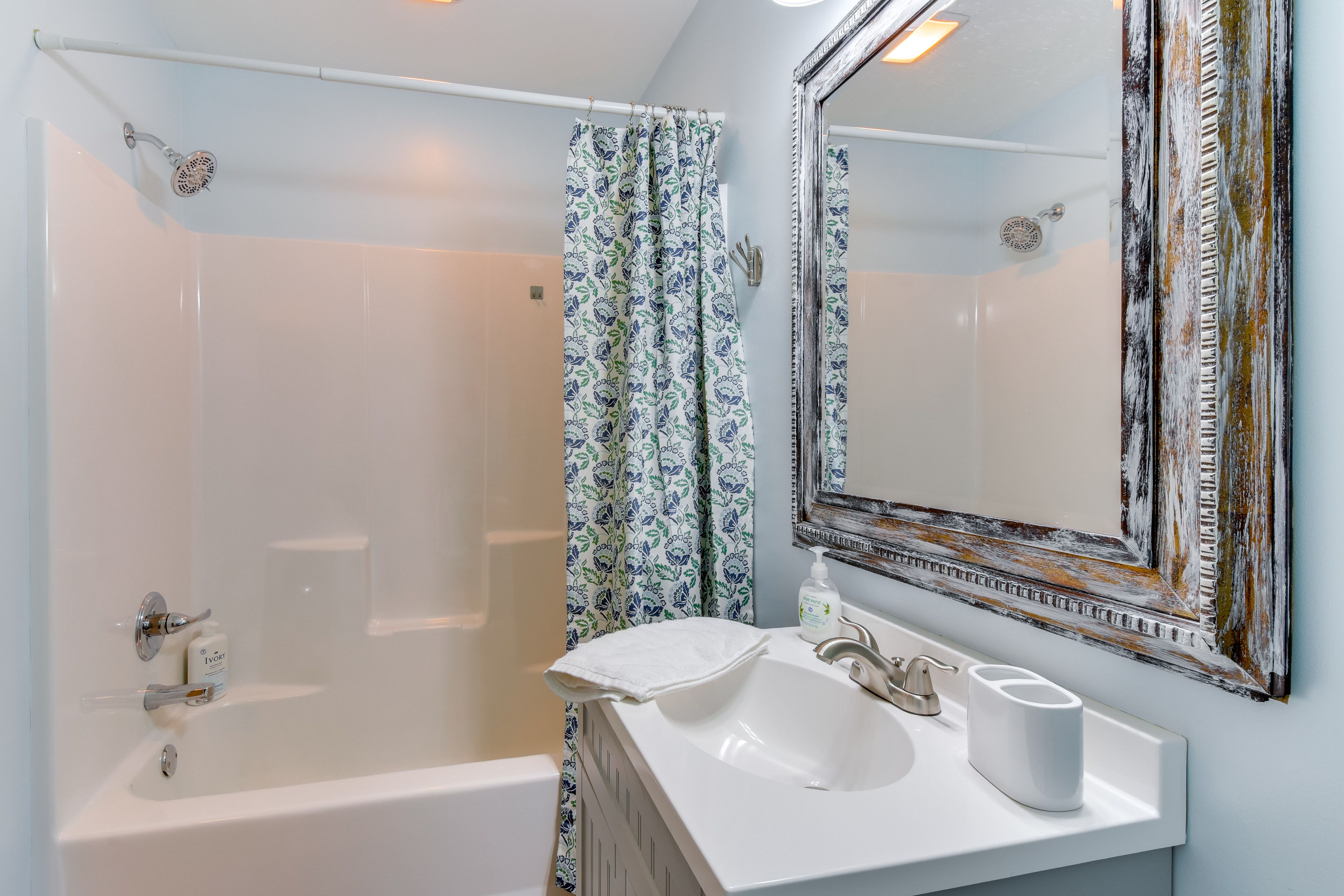 Full Bathroom | 2nd Floor