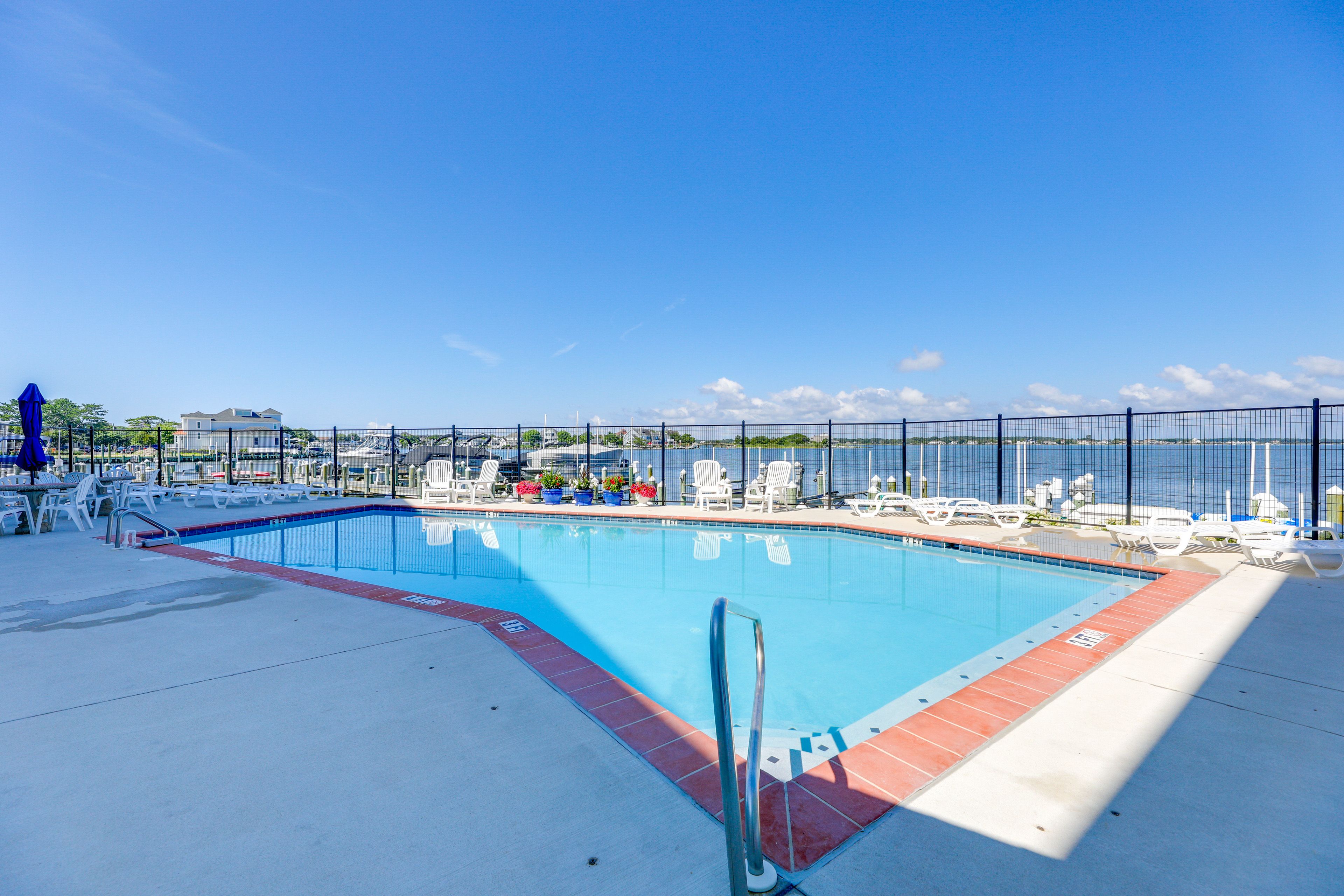 Community Amenities | Outdoor Pool