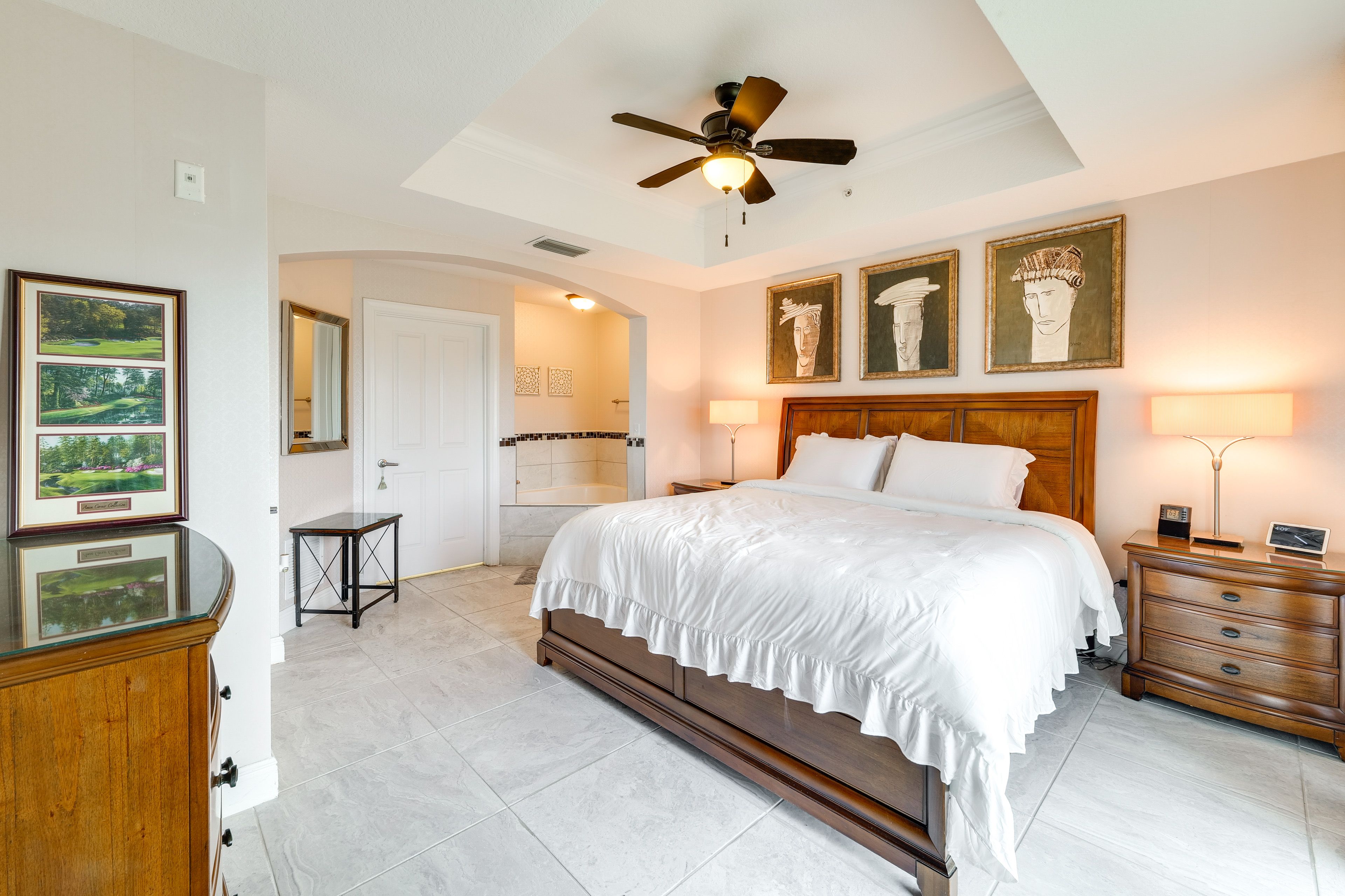 Bedroom | King Bed | Linens | Soaking Tub