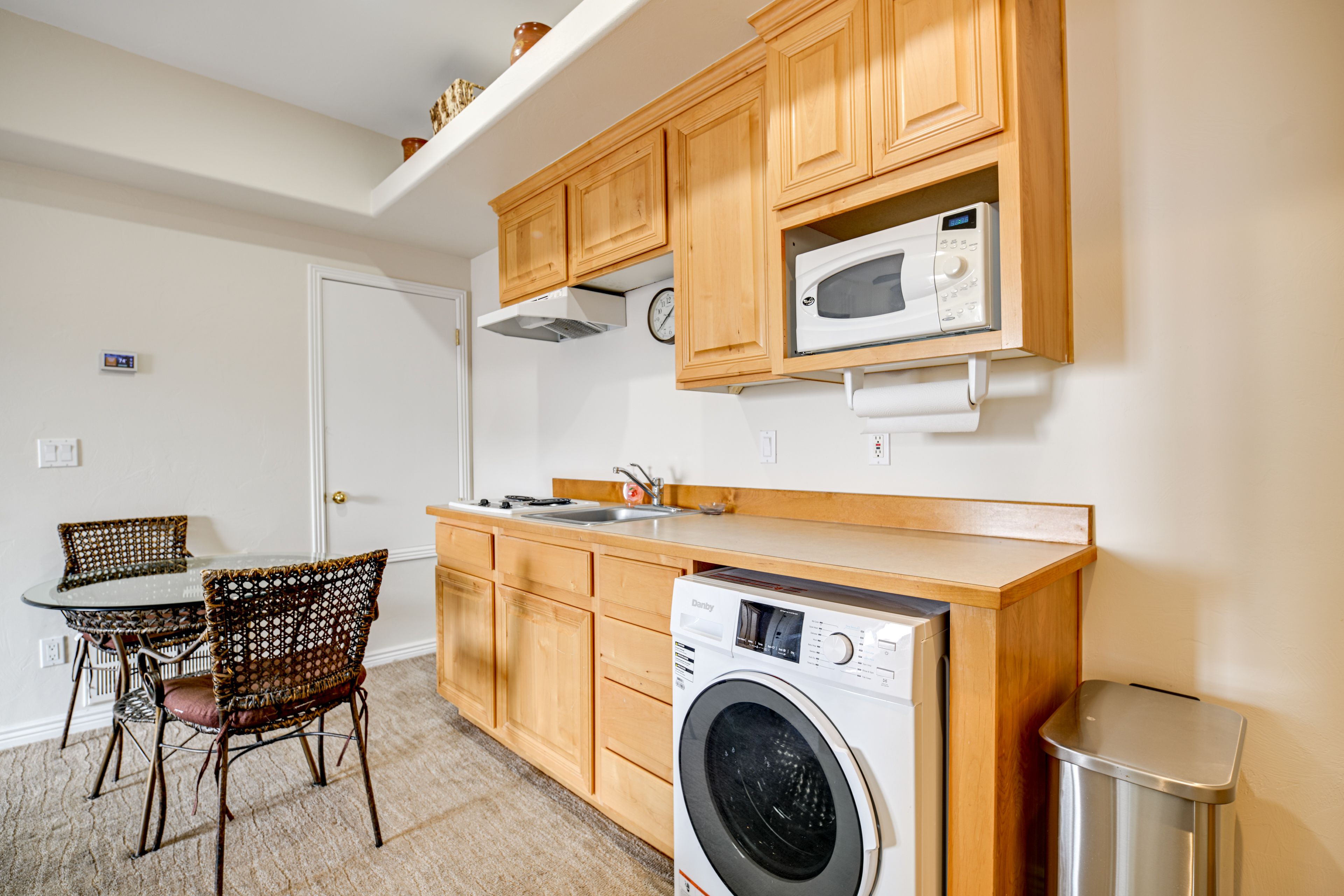 Kitchenette | Hot Plate | Additional Dining Area