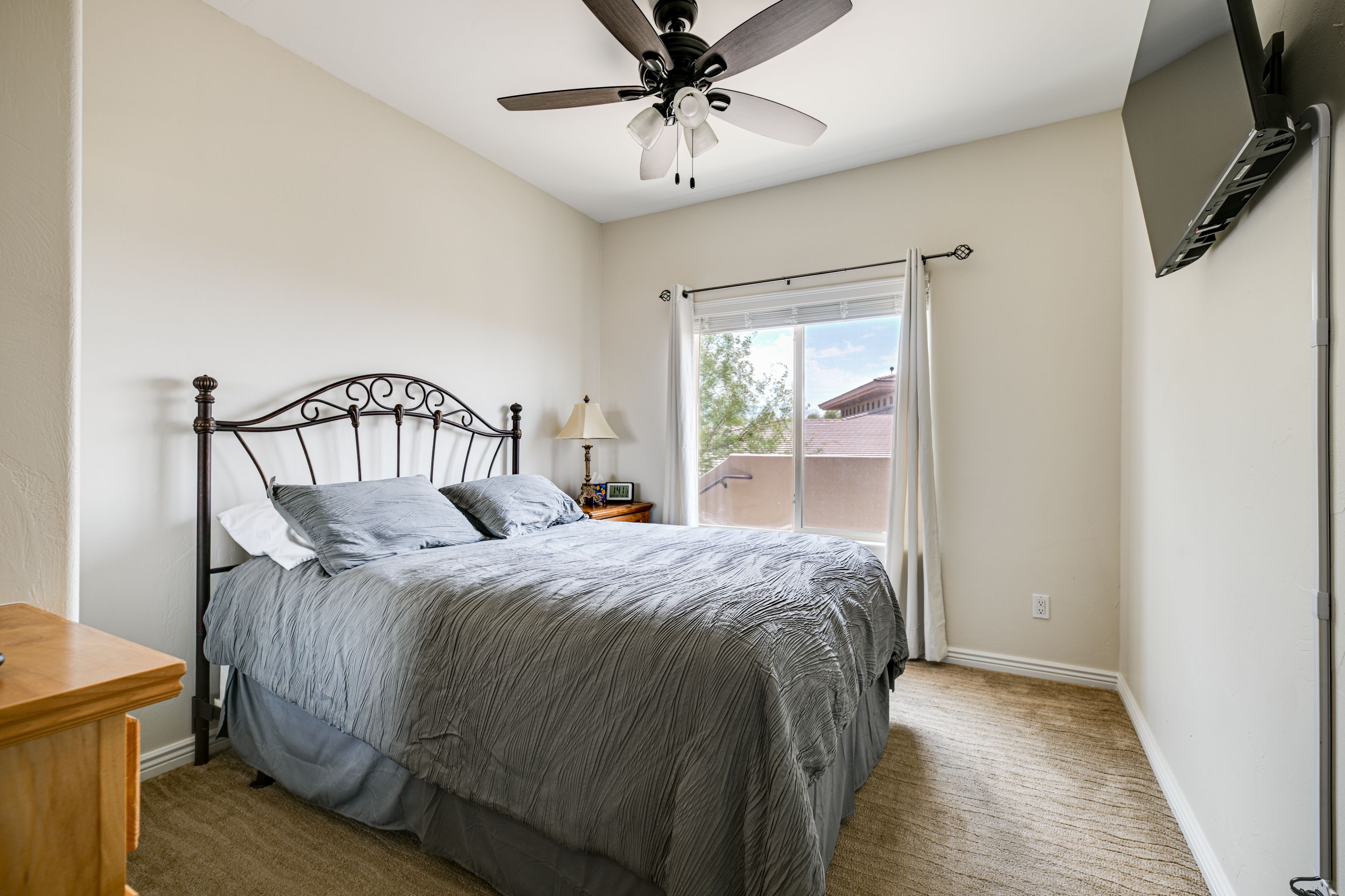 Bedroom 2 | Queen Bed | Smart TV